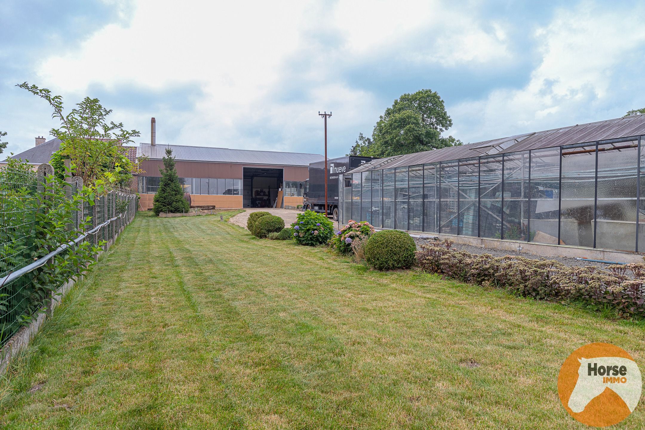 ERPE-MERE - Goed onderhouden woning met magazijn en serres foto 3
