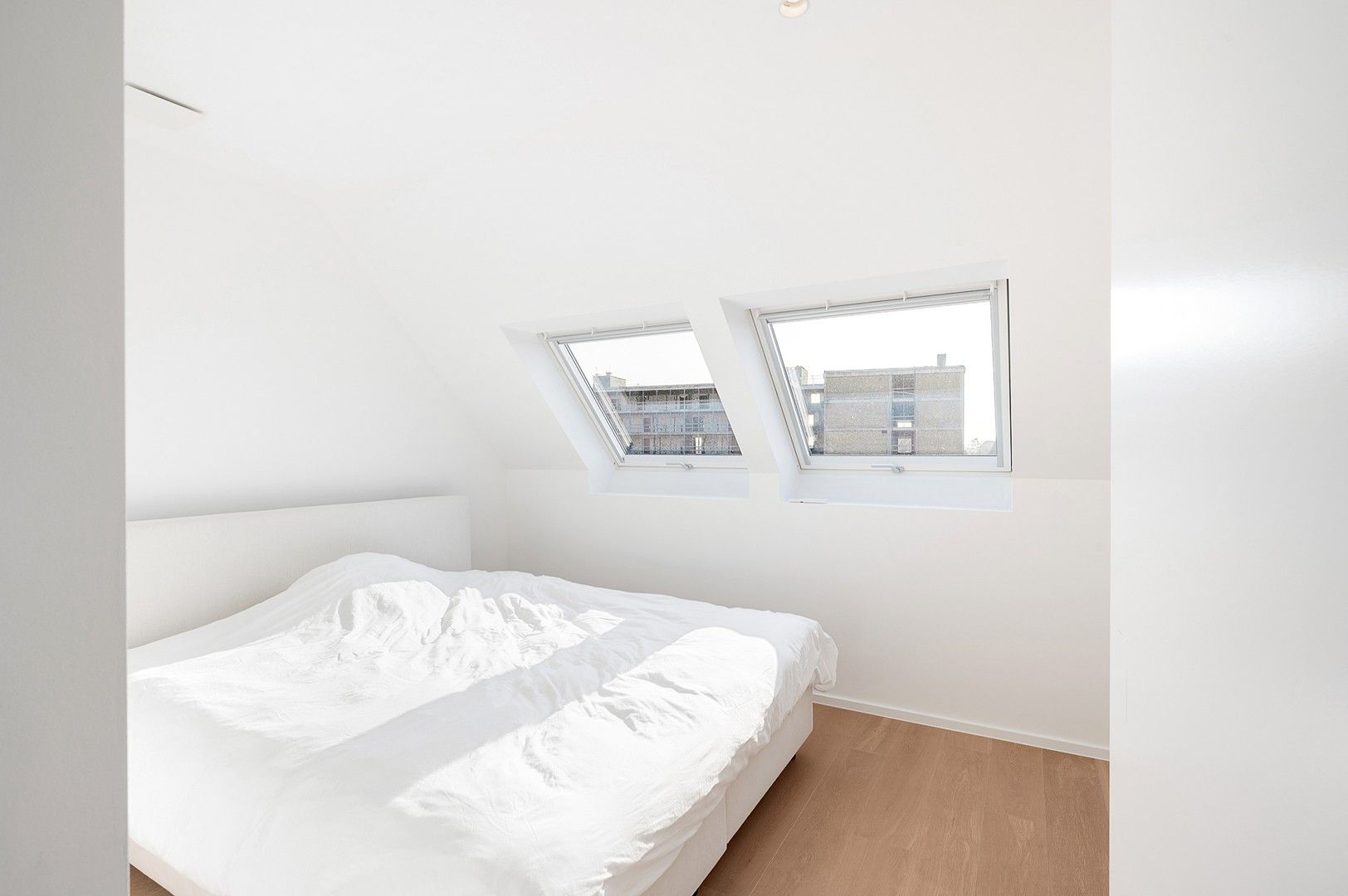 Hedendaagse, recente koppelwoonst centraal gelegen te oud-Knokke. foto 26