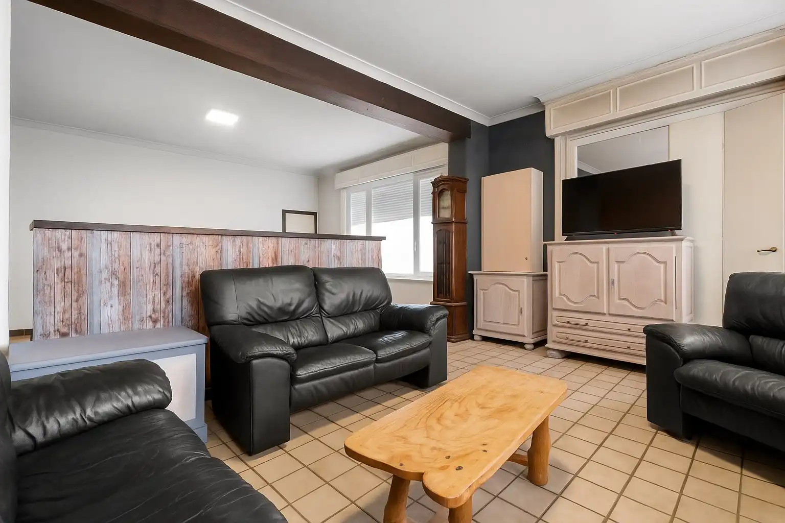 Te renoveren halfopen woning met 3 slaapkamers op 553 m² foto 4