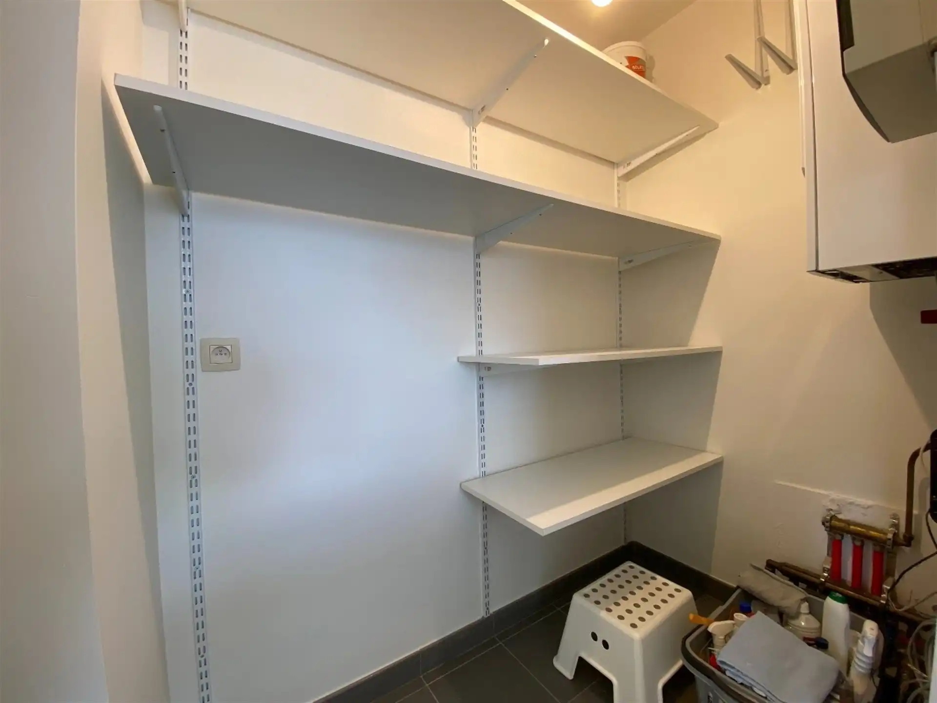 Instapklaar appartement met terras en garage. foto 17