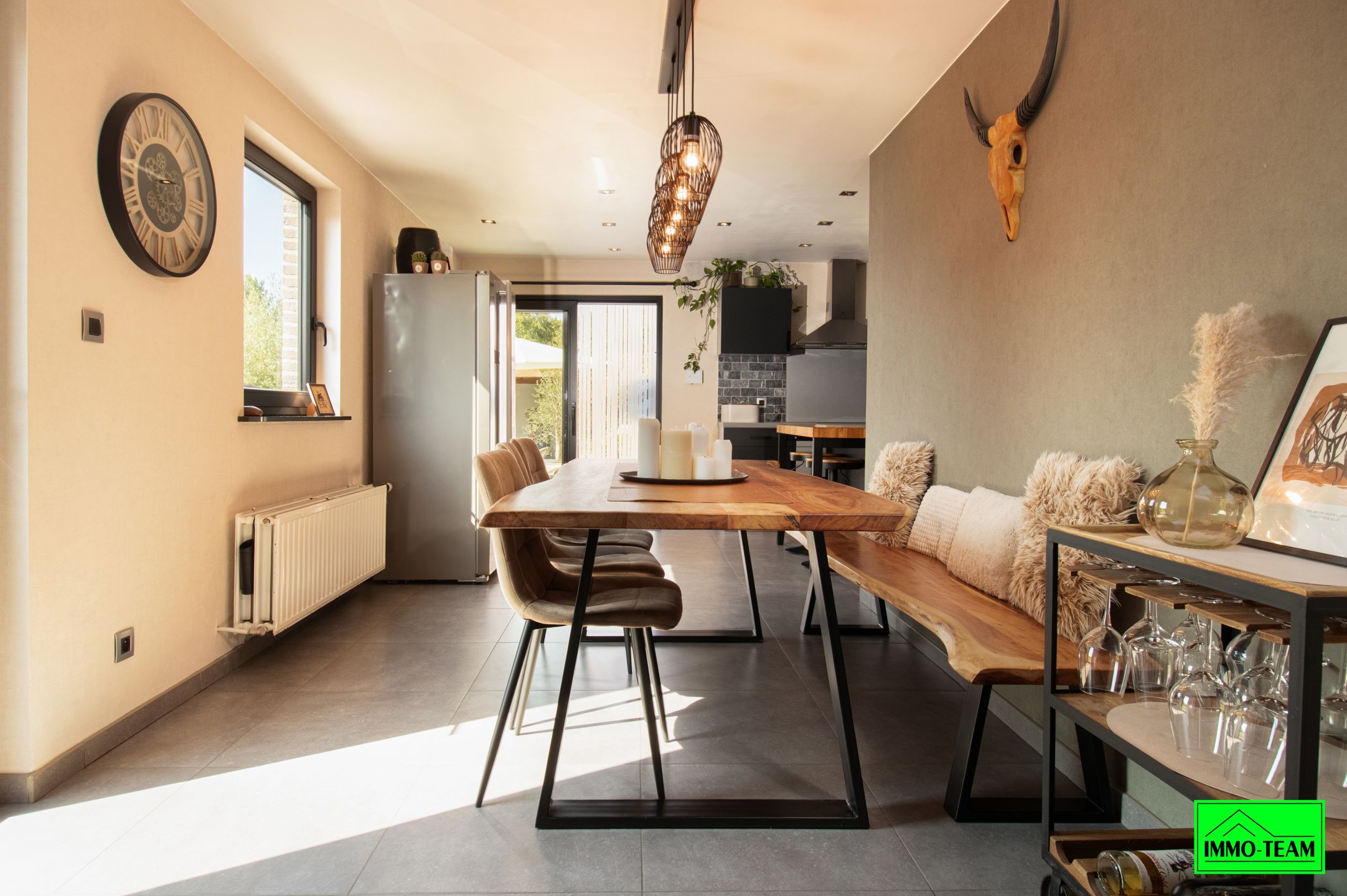 Gezellige, gerenoveerde 3-gevelwoning met 5 slaapkamers foto 8