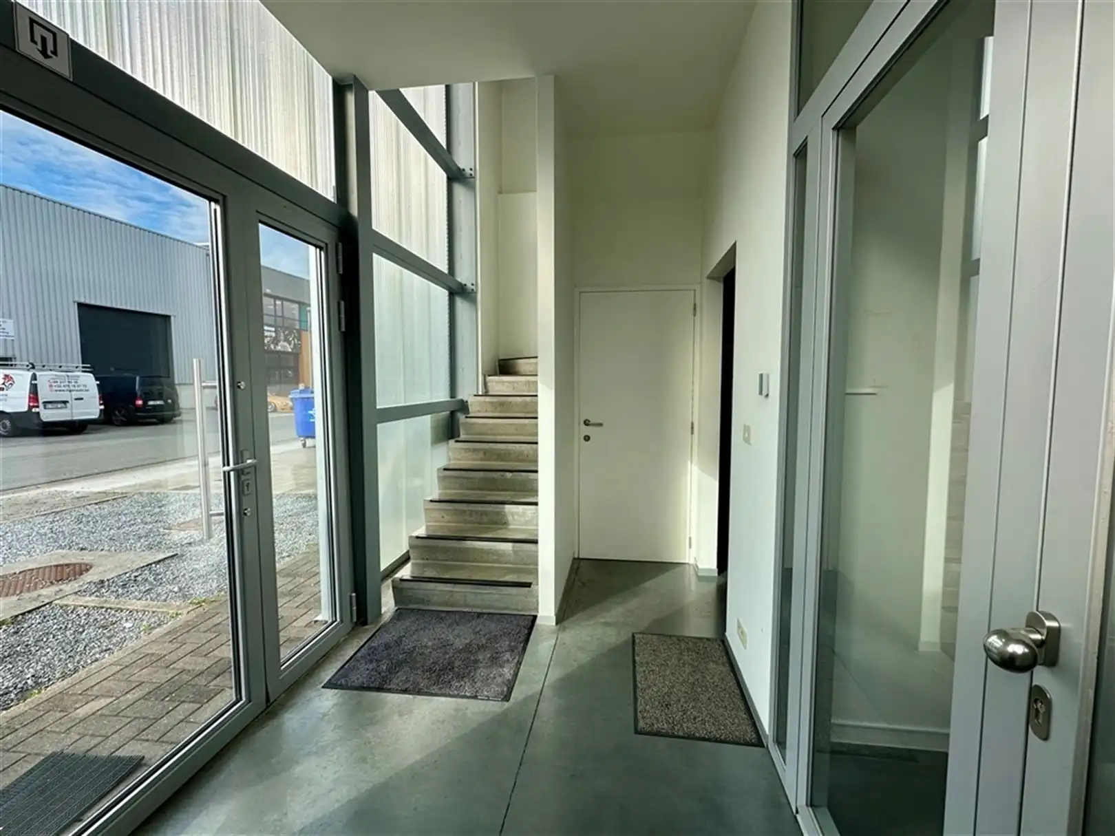 Magazijn met kantoren te koop in Gent nabij R4 foto 8