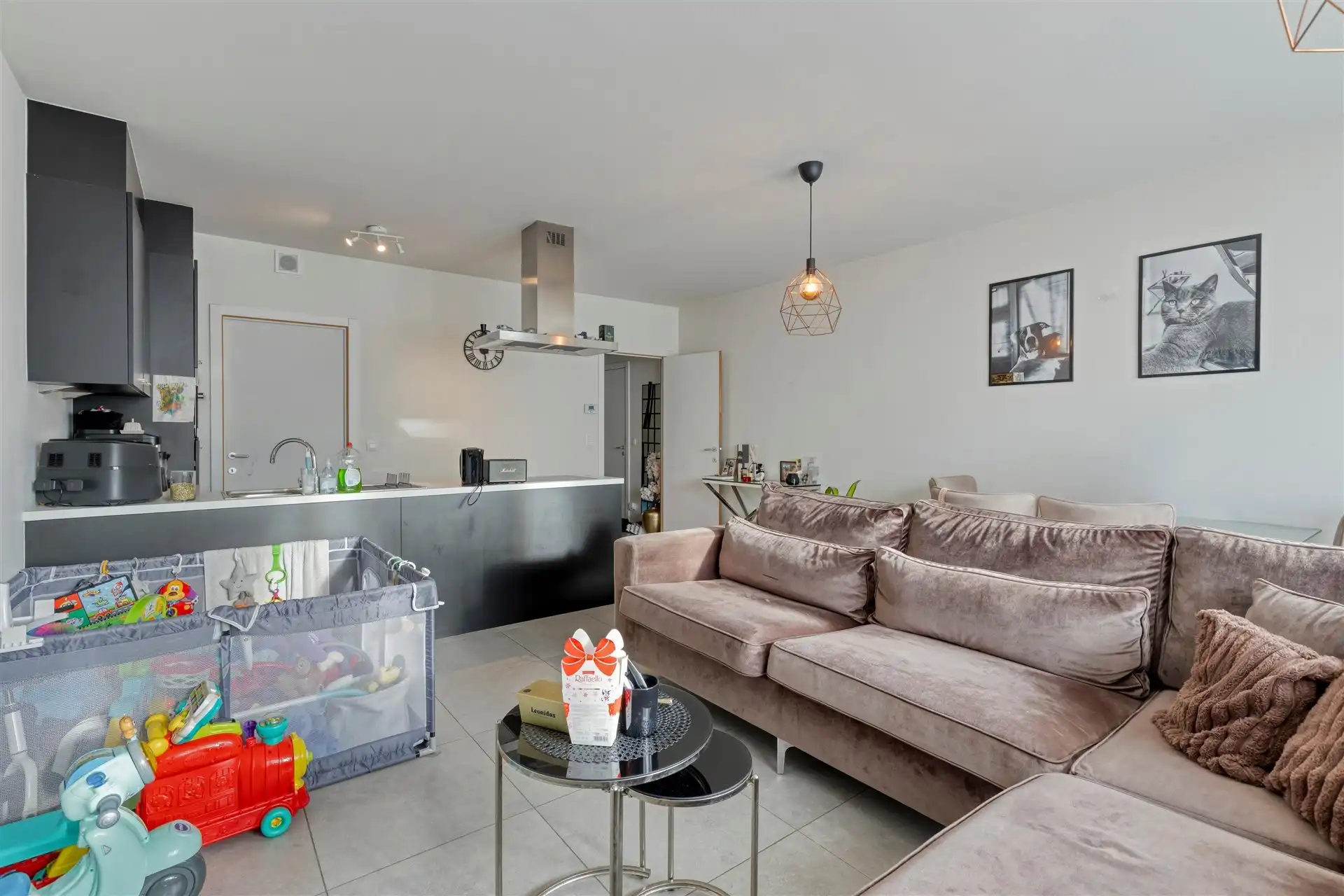 Instapklaar, energiezuinig 2 slaapkamer appartement (83m²) met terras, gem. tuin en autostaanplaats. foto 11