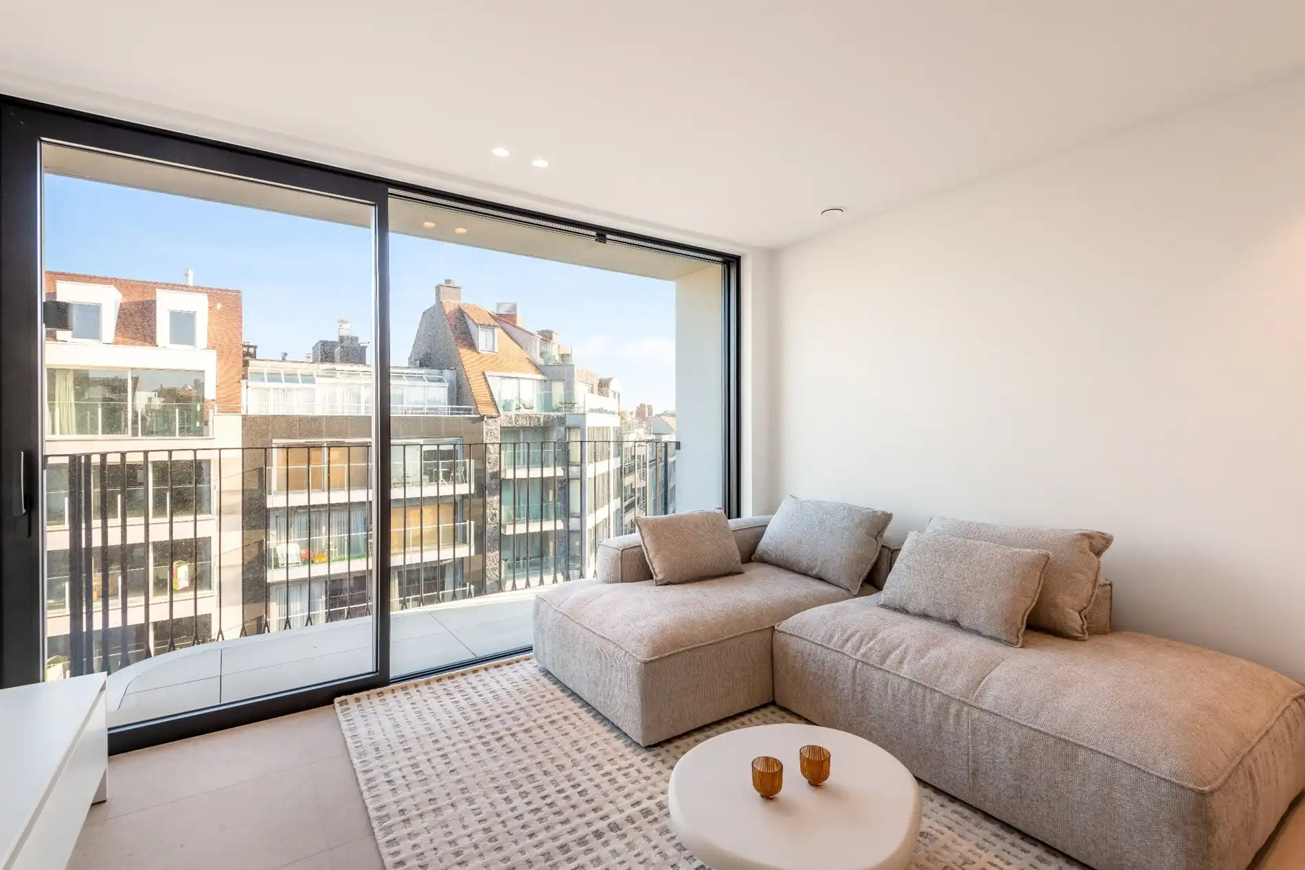 Volledig afgewerkt nieuwbouw app. met open zicht, centraal gelegen te Knokke foto {{pictureIndex}}