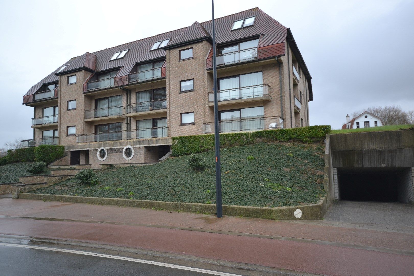 Gesloten garagebox te Oostduinkerke op 100m van de zeedijk! foto {{pictureIndex}}