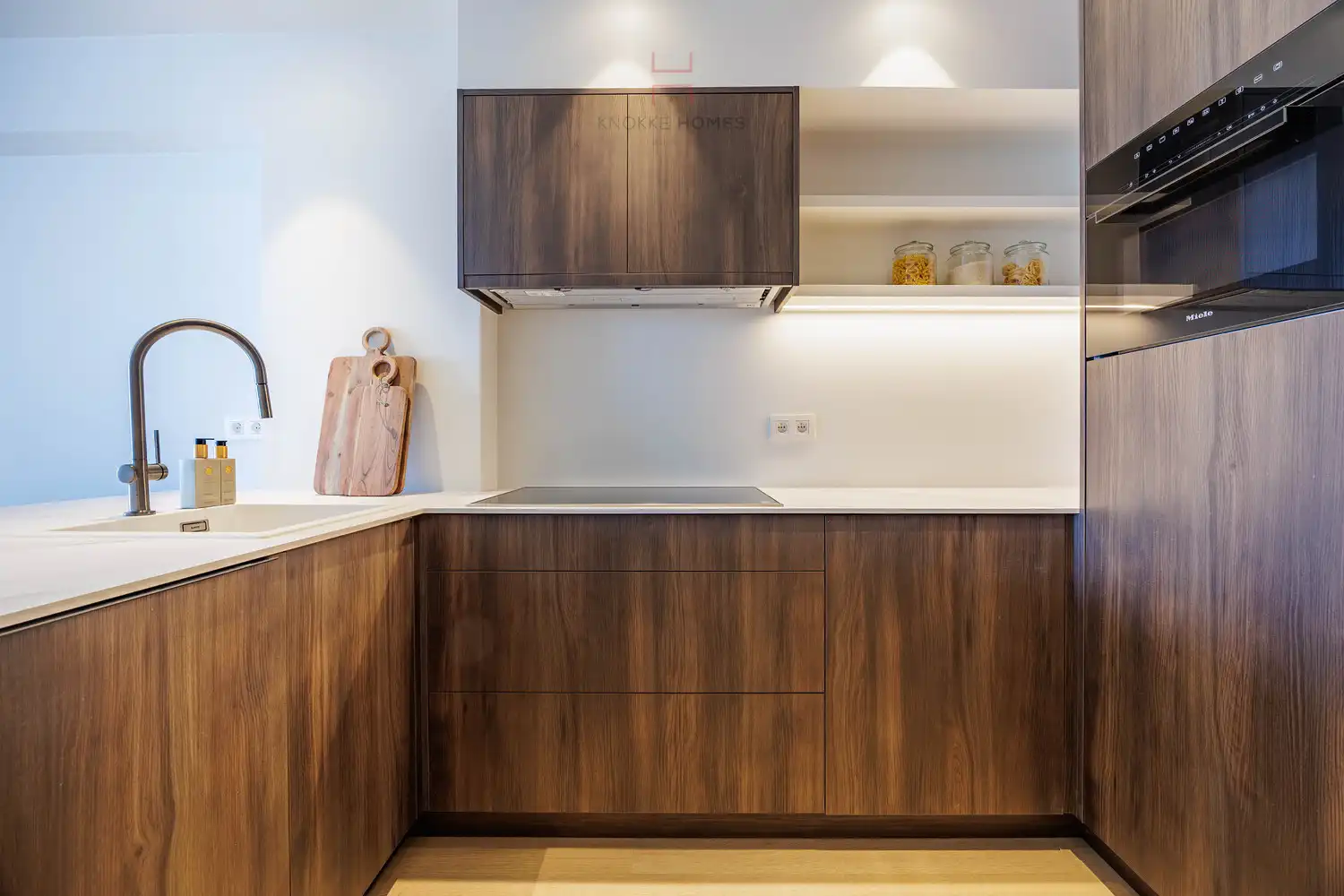 Prachtig gerenoveerd 2- slaapkamer appartement met frontaal zeezicht. foto 8