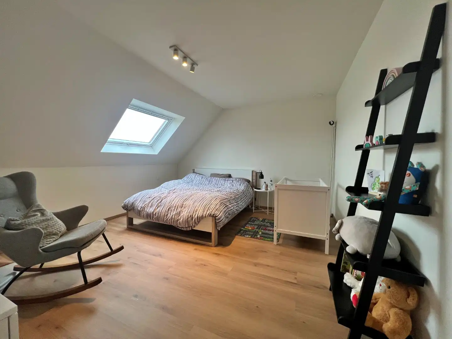 Ruime woning met 3 slaapkamers, garage en tuin foto 11