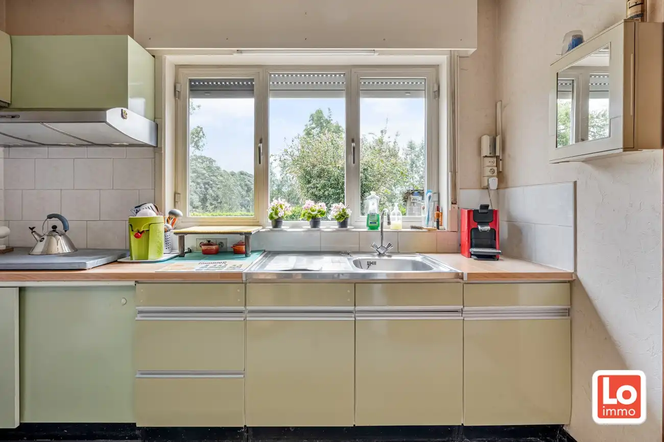 Landelijke te renoveren halfopen gelijkvloerse woning met inpandige garage en grote tuin met open zicht op een makkelijk bereikbare locatie in Zeveneken! foto 8