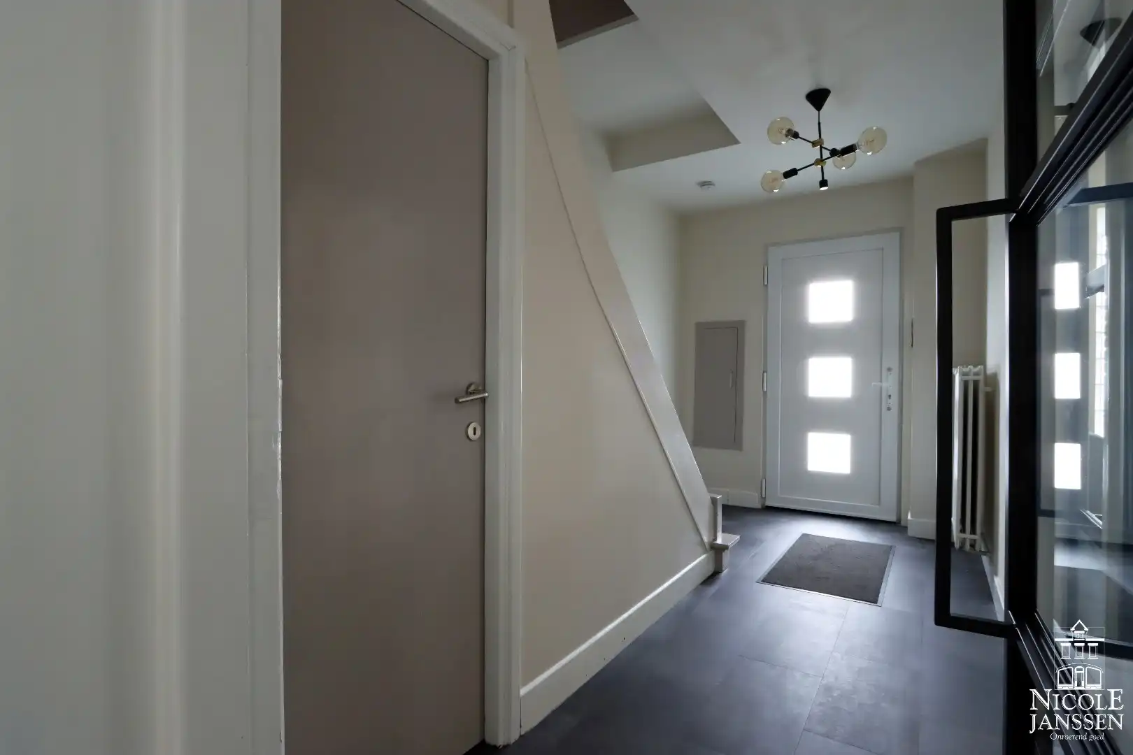 Compleet gerenoveerde ruime stadswoning met gezellige binnenkoer foto 3