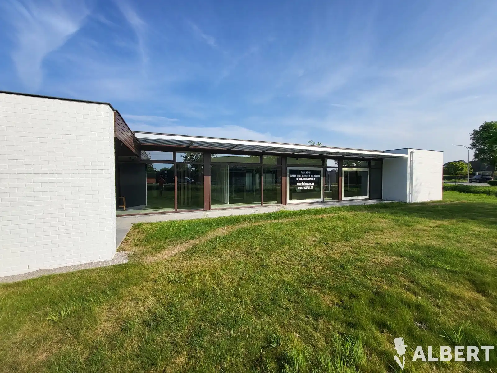 Klassevolle handelsruimtes, centraal gelegen te Loppem foto {{pictureIndex}}