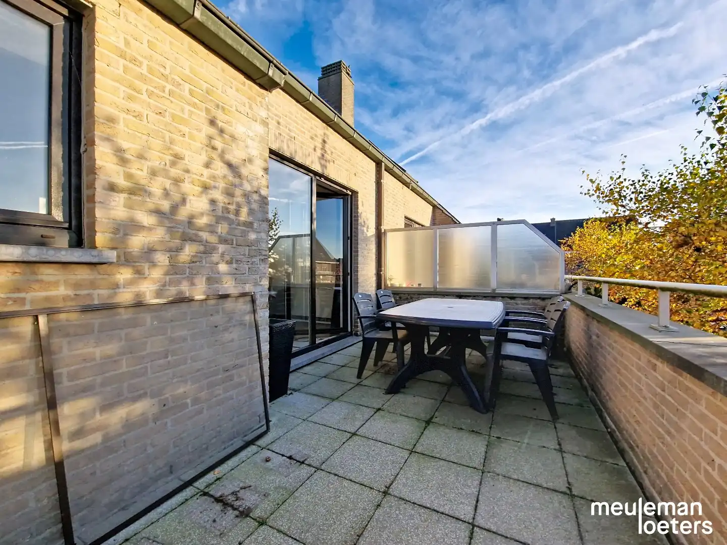 Lichtrijk appartement met terras en parking foto 3