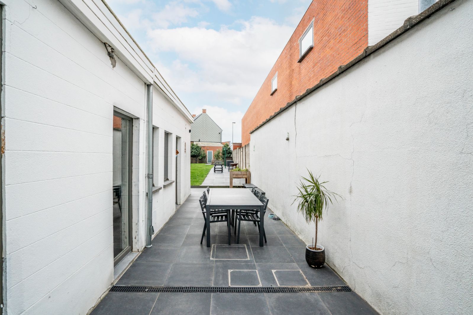 Instapklare woning met zonnepanelen en uitweg via achterliggende ruime garage! foto 17