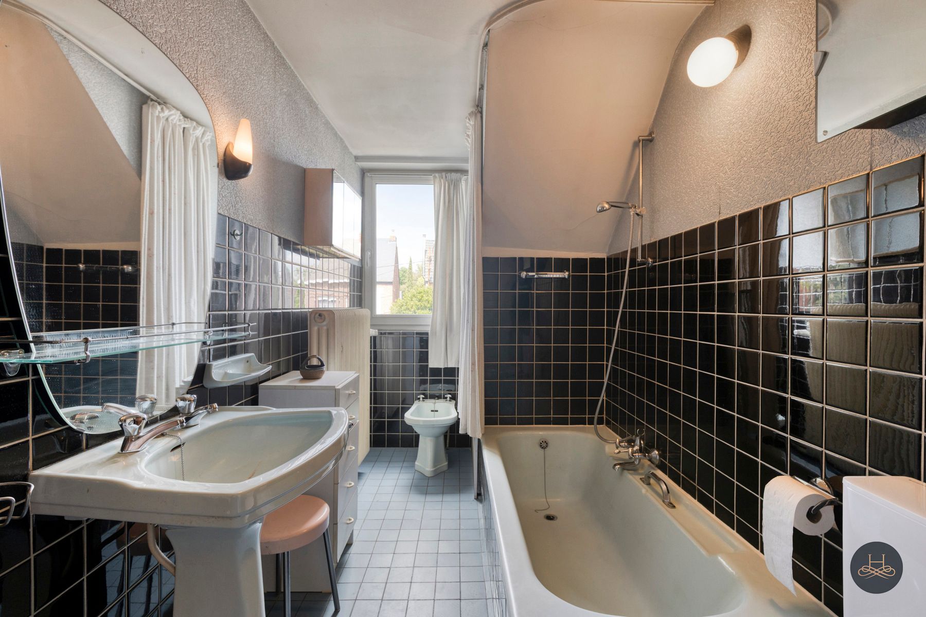 Karaktervolle, te renoveren woning, tuin en grote garage foto 20