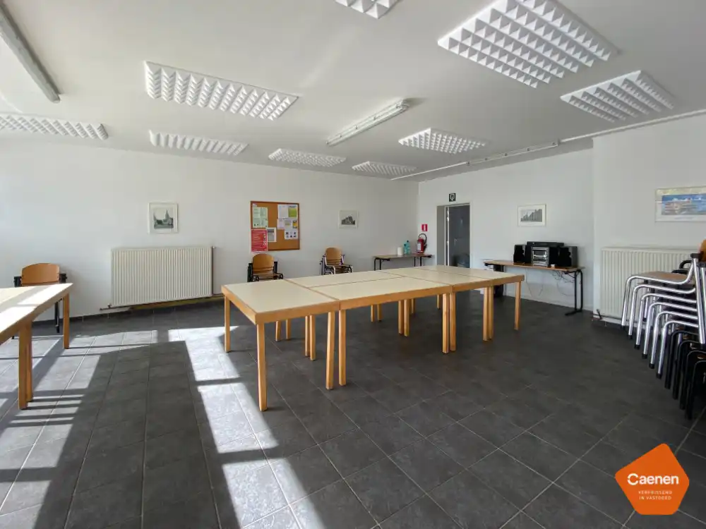 Zeer ruim, lichtrijk handelspand te koop op commerciële locatie! foto 5