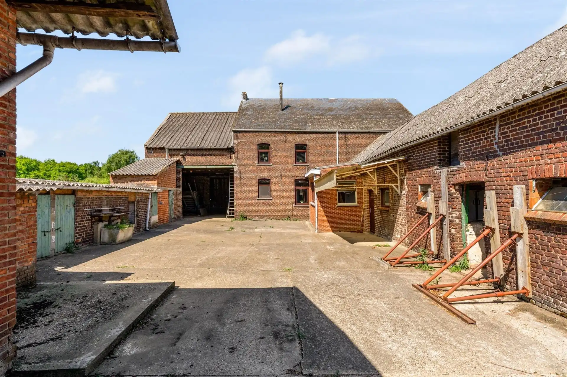 Te renoveren vierkantshoeve met weilanden foto 2