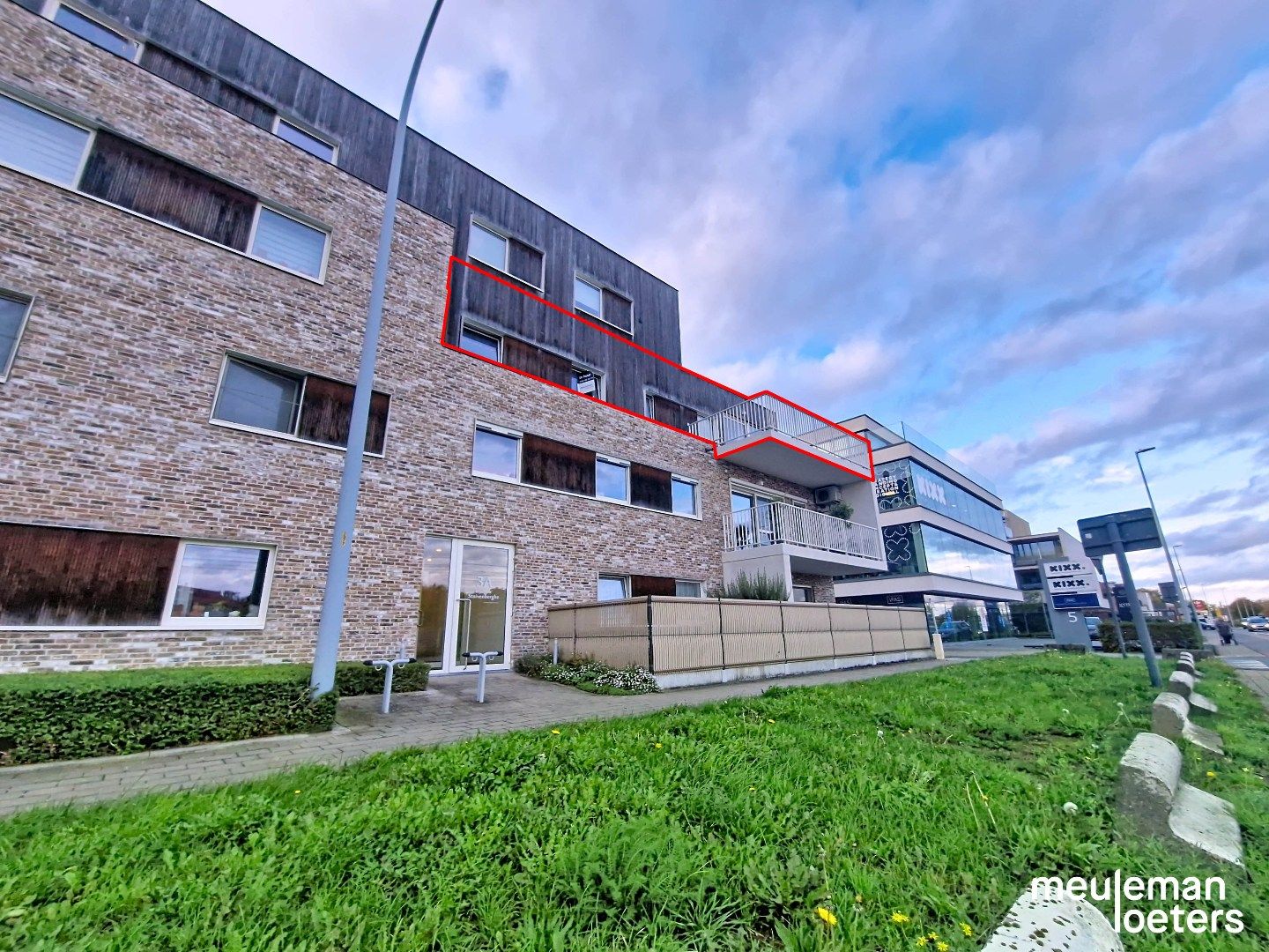 Kwalitatief afgewerkt appartement met parkeerplaats foto {{pictureIndex}}