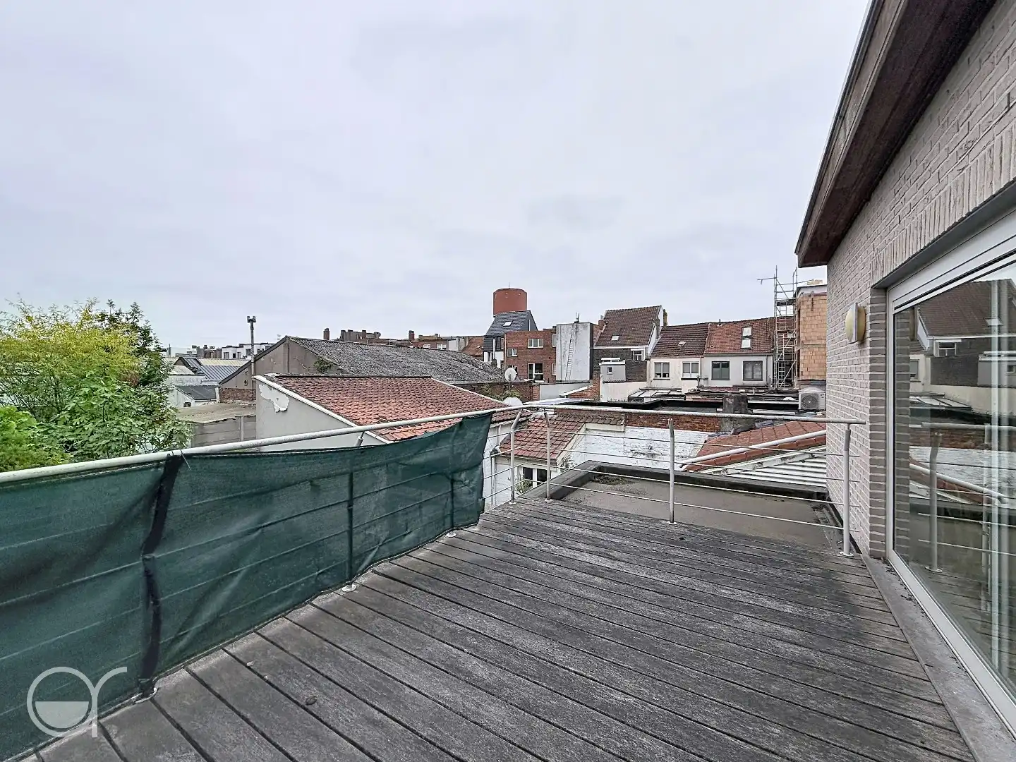 Moderne woning met terras en tuin foto 11