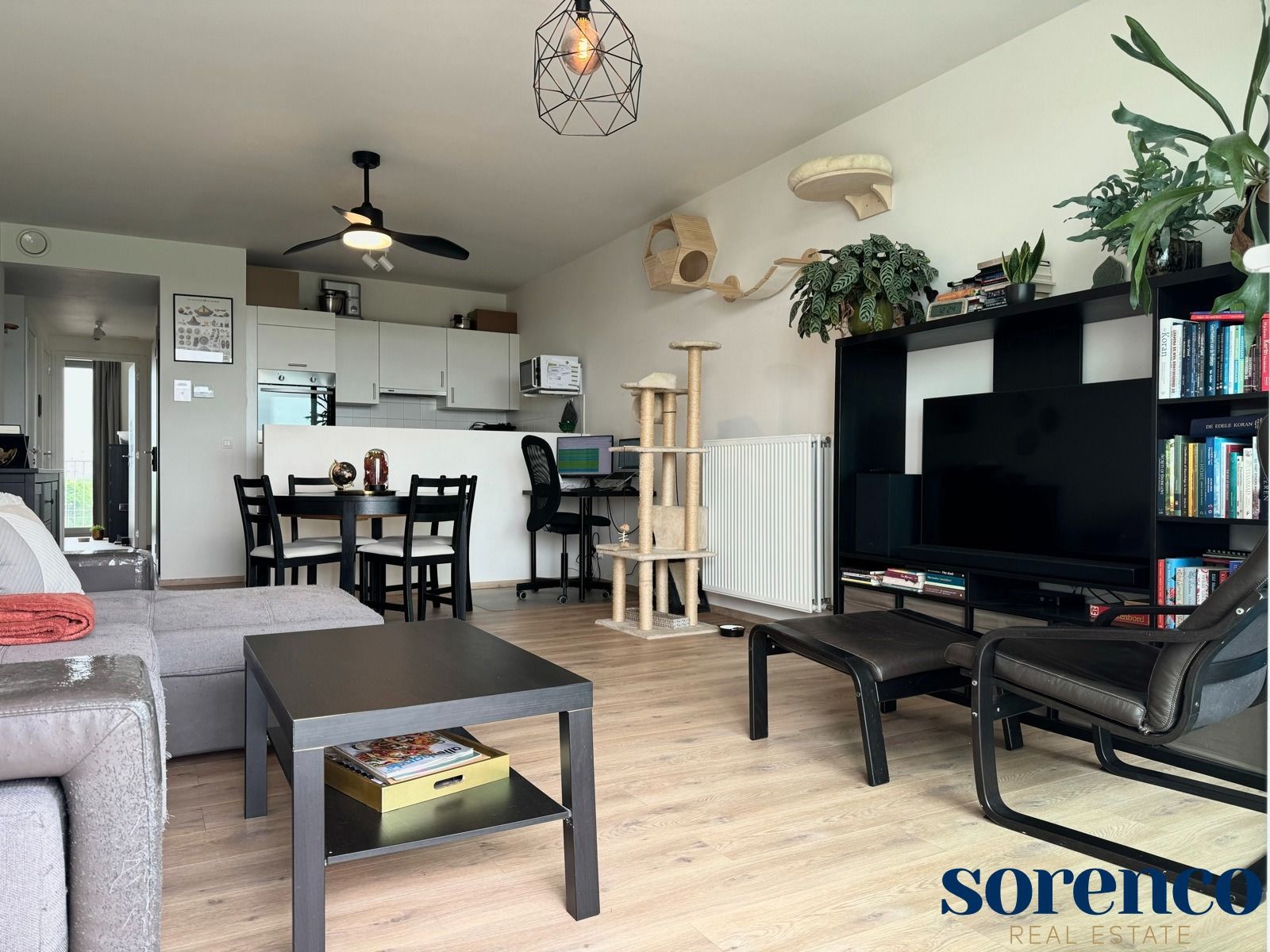 Lumineus 2 slaapkamer app. met terras te Antwerpen + P foto {{pictureIndex}}