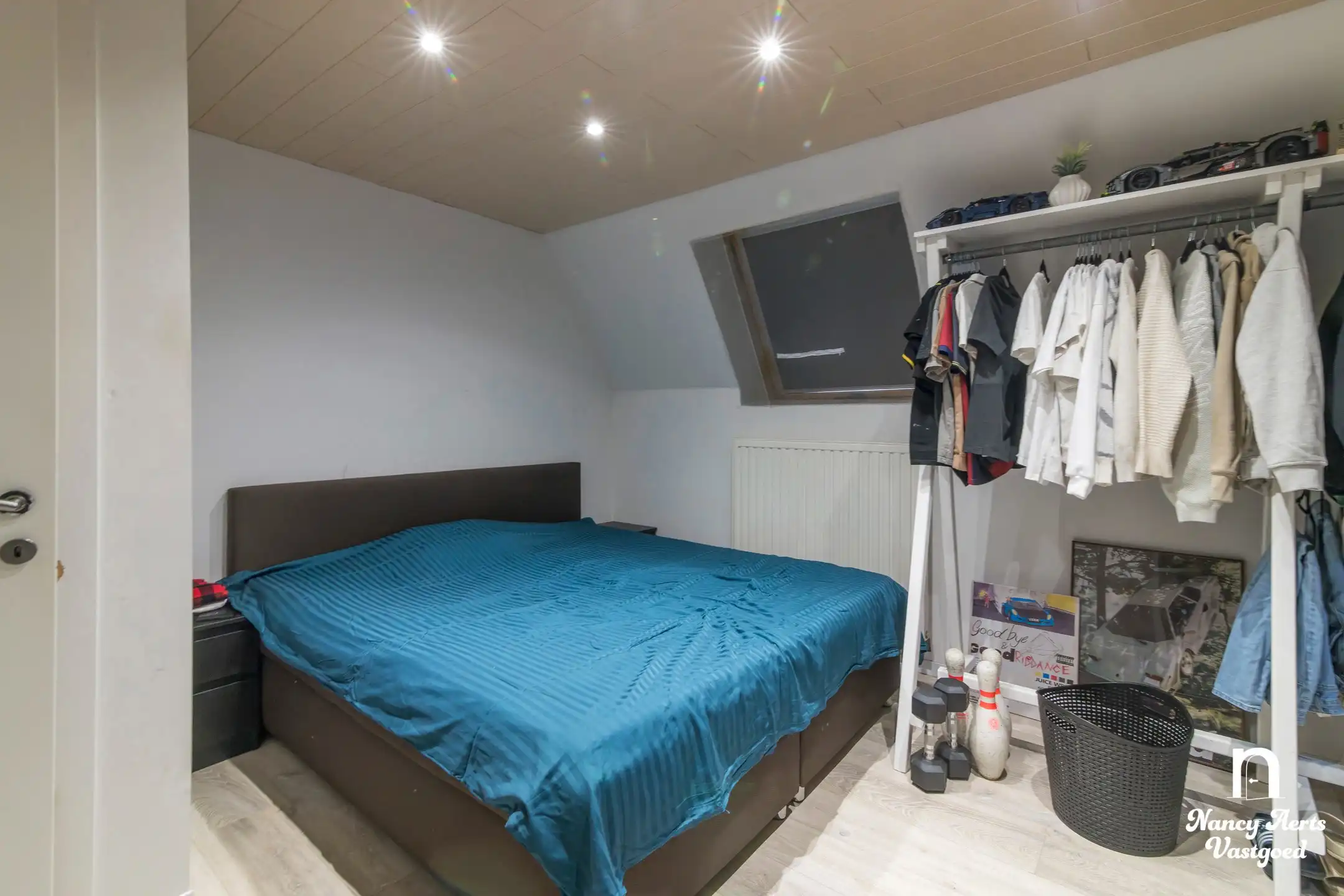 Veelzijdige woning met royale ruimtes en zwembad foto 13