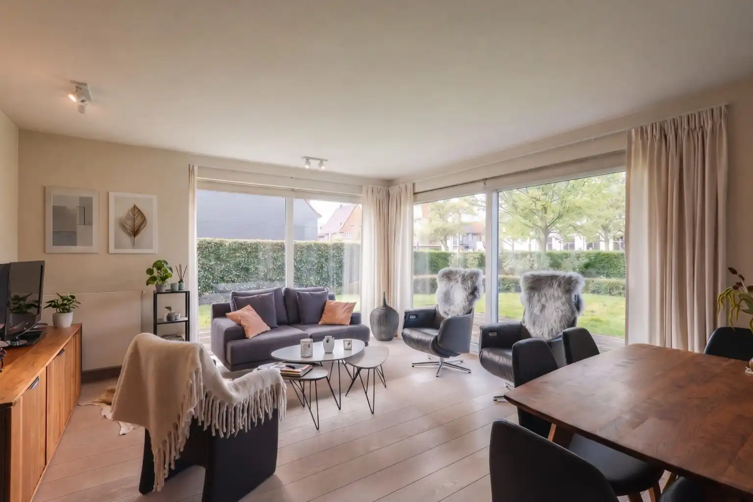 Interessante opbrengsteigendom: verhuurd appartement met tuin en garage in centrum Oostduinkerke foto {{pictureIndex}}