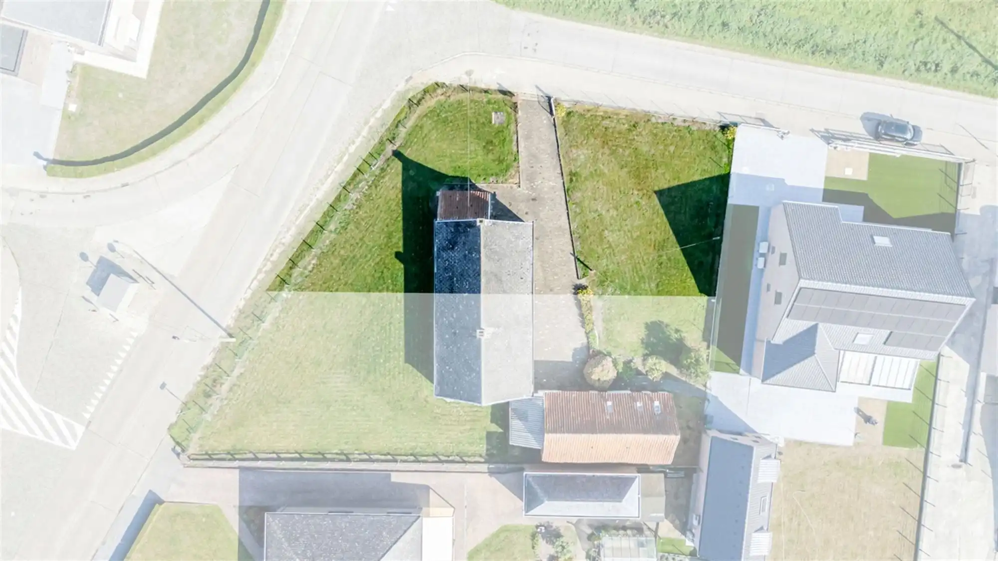 Mooi zuidelijk georiënteerd BOUWPERCEEL (ca. 578m²) voor OPEN BEBOUWING, landelijk gelegen én uitstekend bereikbaar foto {{pictureIndex}}