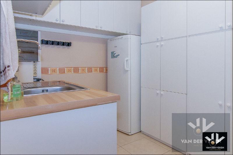 Zeer ruim, lichtrijk en instapklaar gelijkvloers appartement met tuin en gedeeltelijk overdekt terras in het centrum van Kortessem foto 3