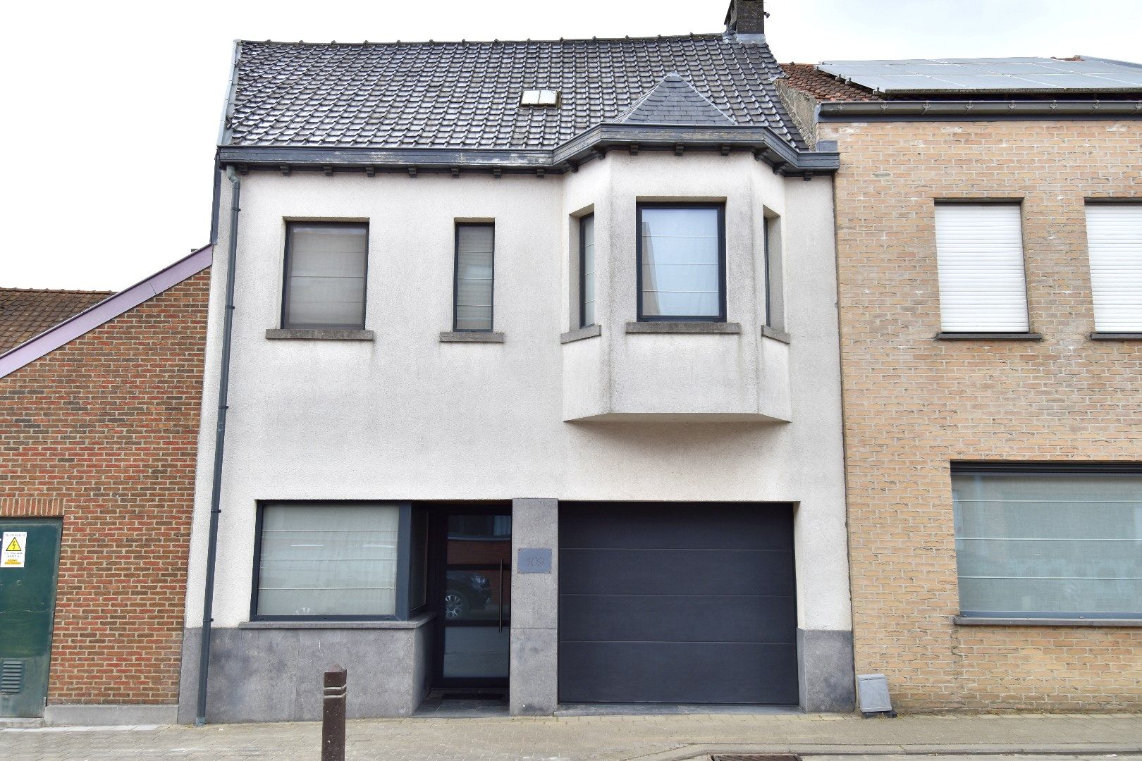 Instapklaar pareltje met 3 slaapkamers, praktijkruimte en toffe tuin te koop centrum-Bellegem foto {{pictureIndex}}