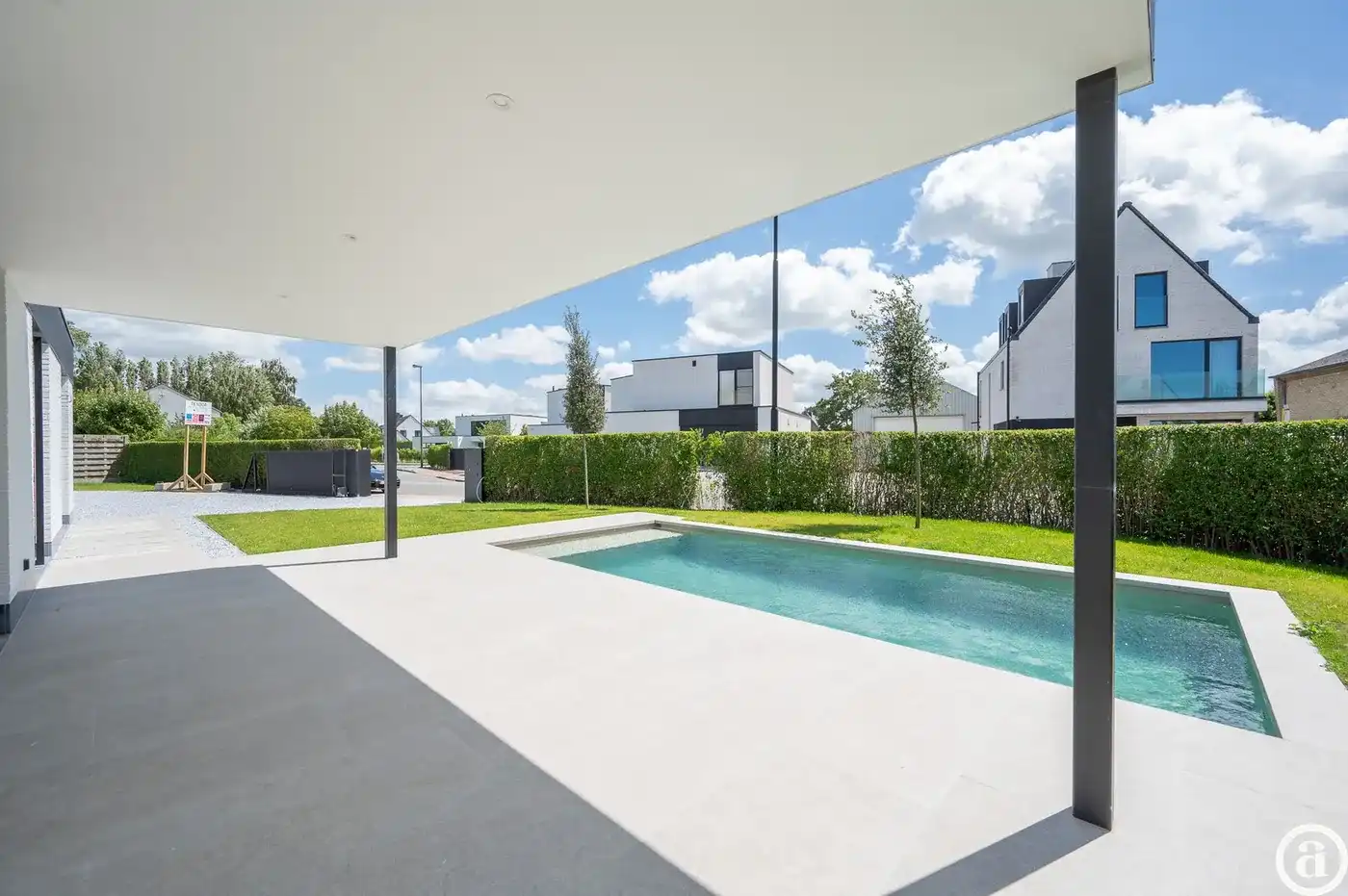 Prachtige nieuwbouw villa met 5 slaapkamers gelegen in een rustige residentiële omgeving.  foto 7