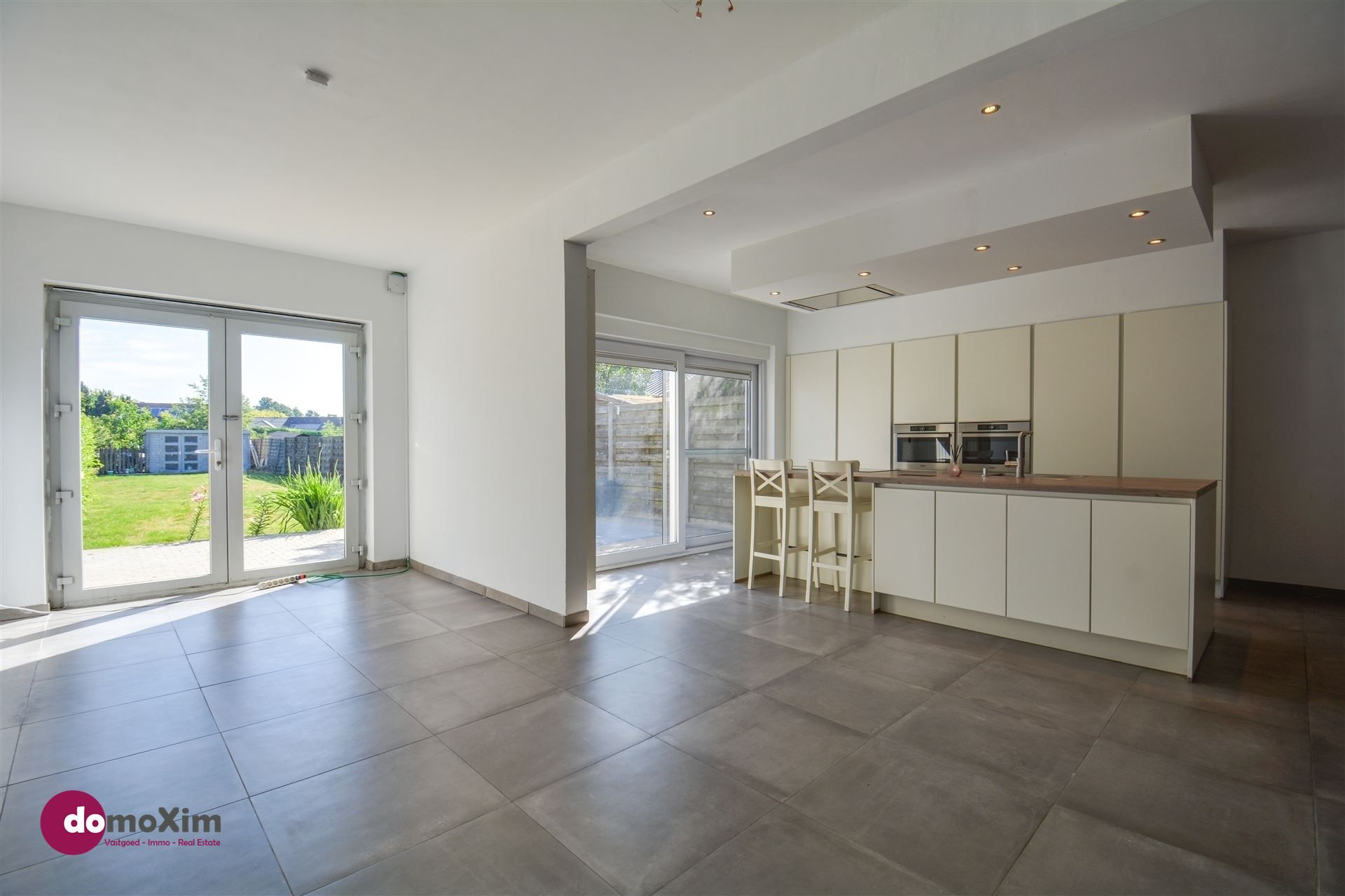 Centraal gelegen, ruime woning met tuin, garage én potentieel foto 3
