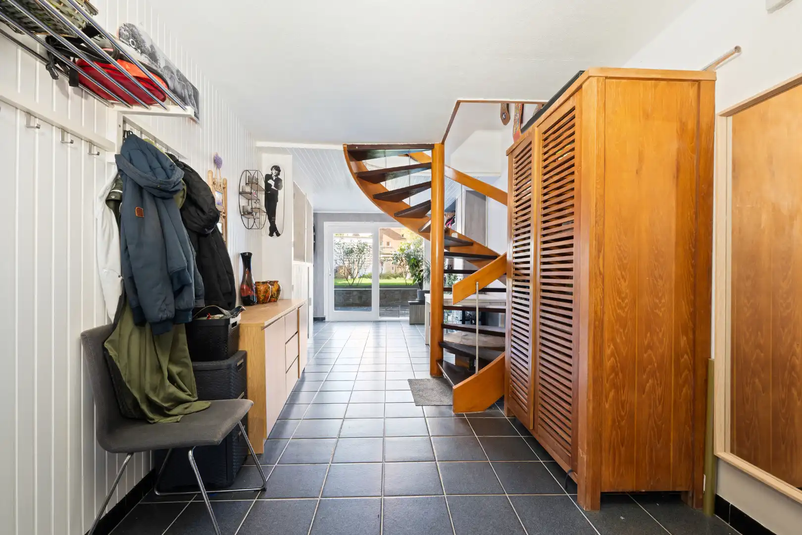 Lichtrijke bel-etage met 4 slaapkamers, garage en zonnige leefruimtes in het gegeerde Mariakerke foto 9