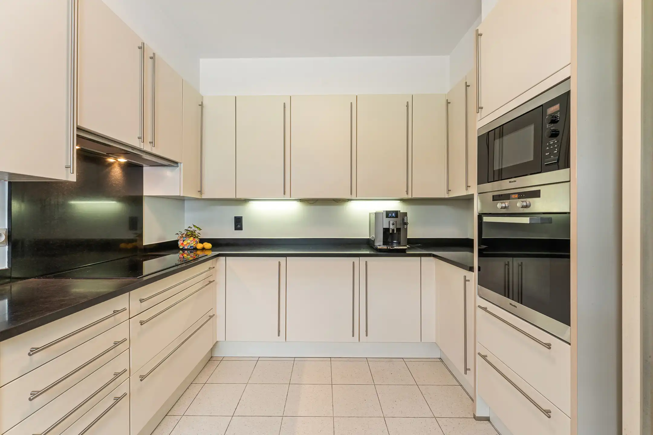 Ruime villa in bosrijke omgeving op een perceel van ca. 3.320m² met zwembad foto 16