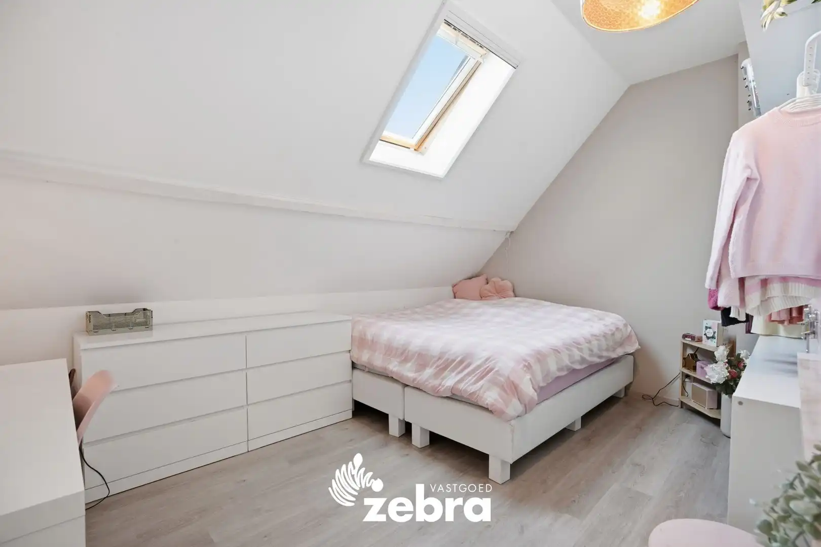 Instapklare, volledig gerenoveerde woning in Tielt met tuin, terras en uitweg! foto 16