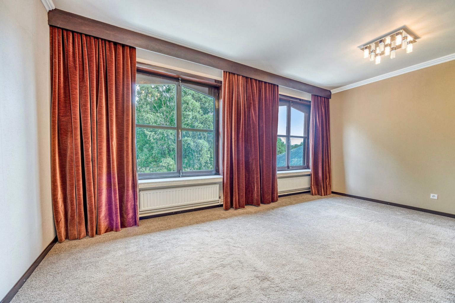 STATIGE VILLA VOOR PRIVE OF VRIJ BEROEP MET RUIME TUIN  foto 21