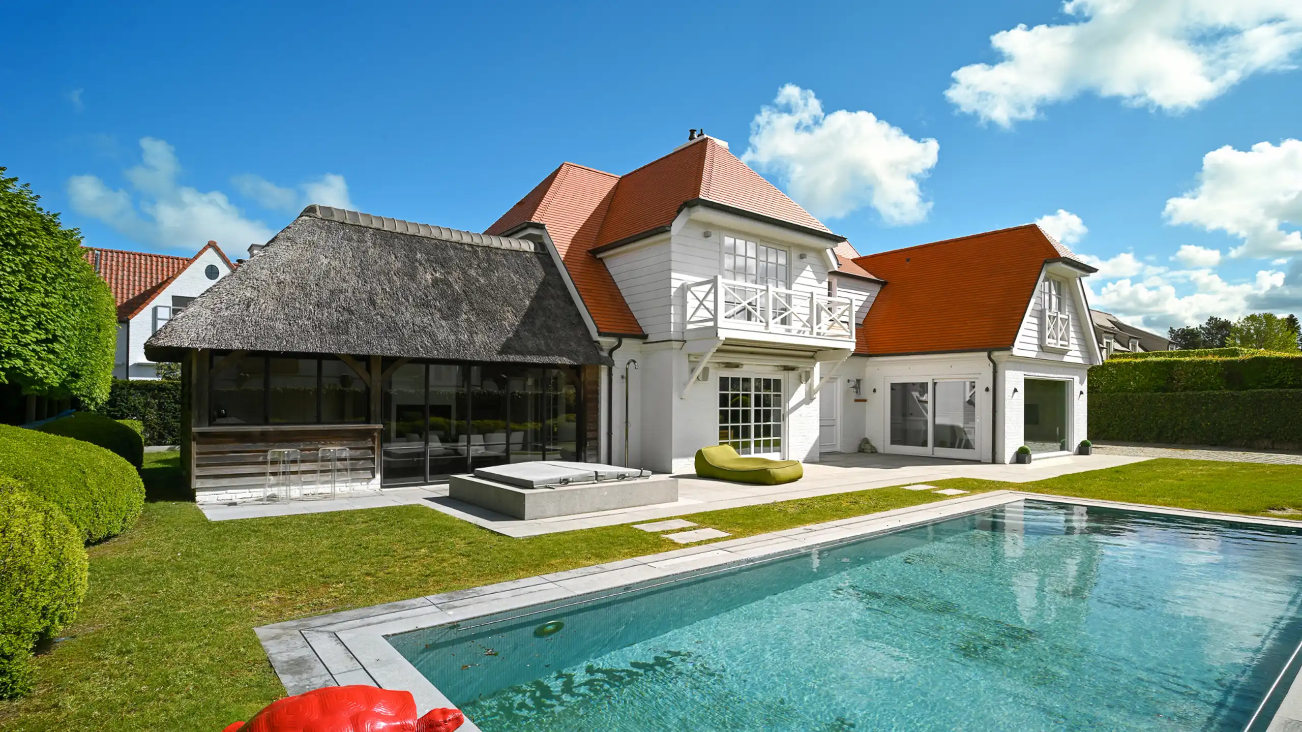 Exclusieve villa met zwembad op een residentiële topligging foto {{pictureIndex}}