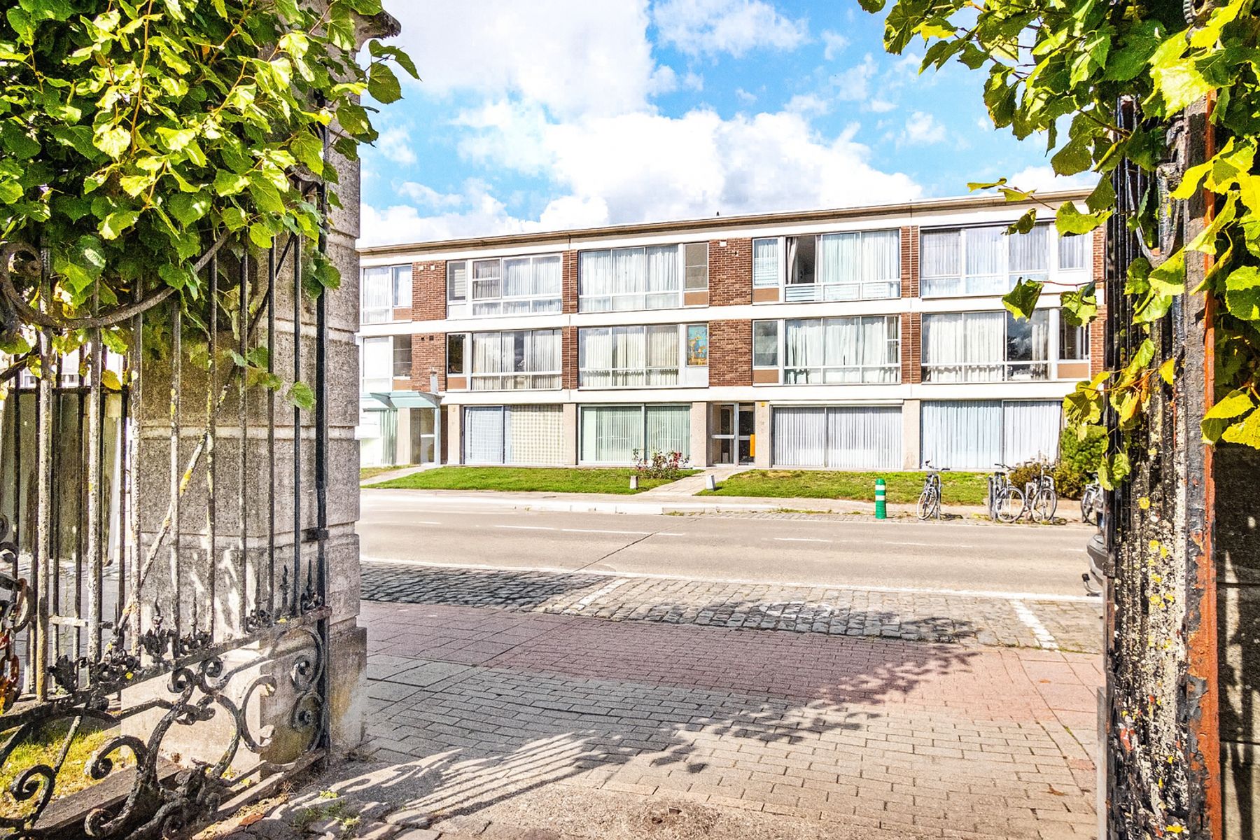 Ruim 2-slaapkamer appartement met garage en potentieel foto 2