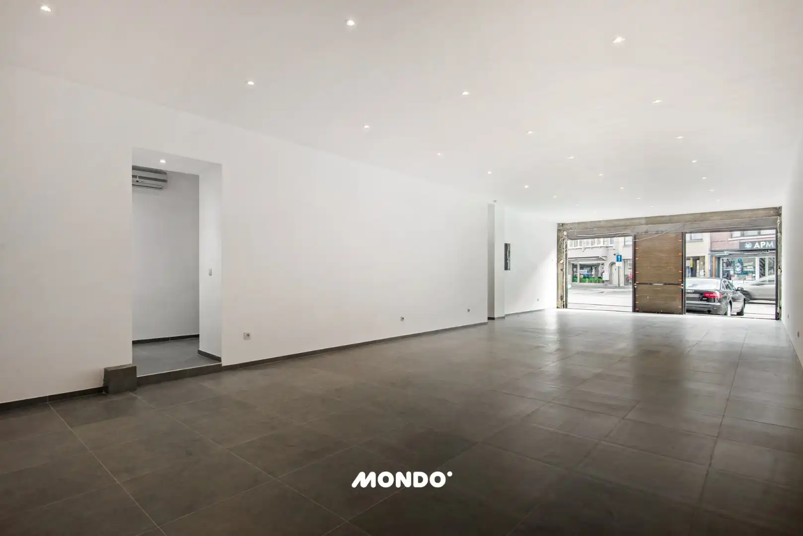 Commercieel gelegen opbrengsteigendom met handelsgelijkvloers, appartement en studio in het centrum van Willebroek! foto 3