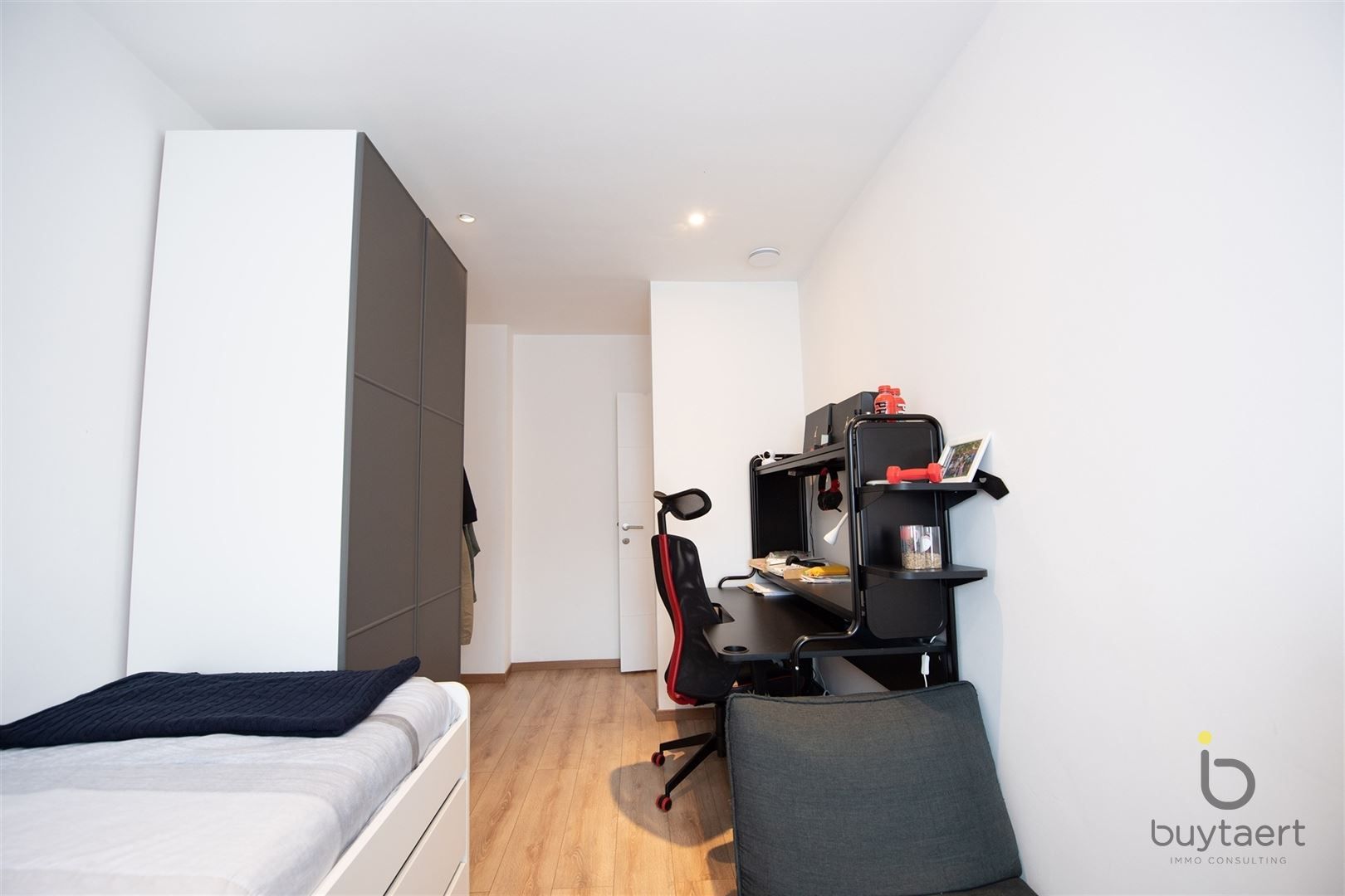 Volledig gerenoveerde woning met 4 slaapkamers. foto 22
