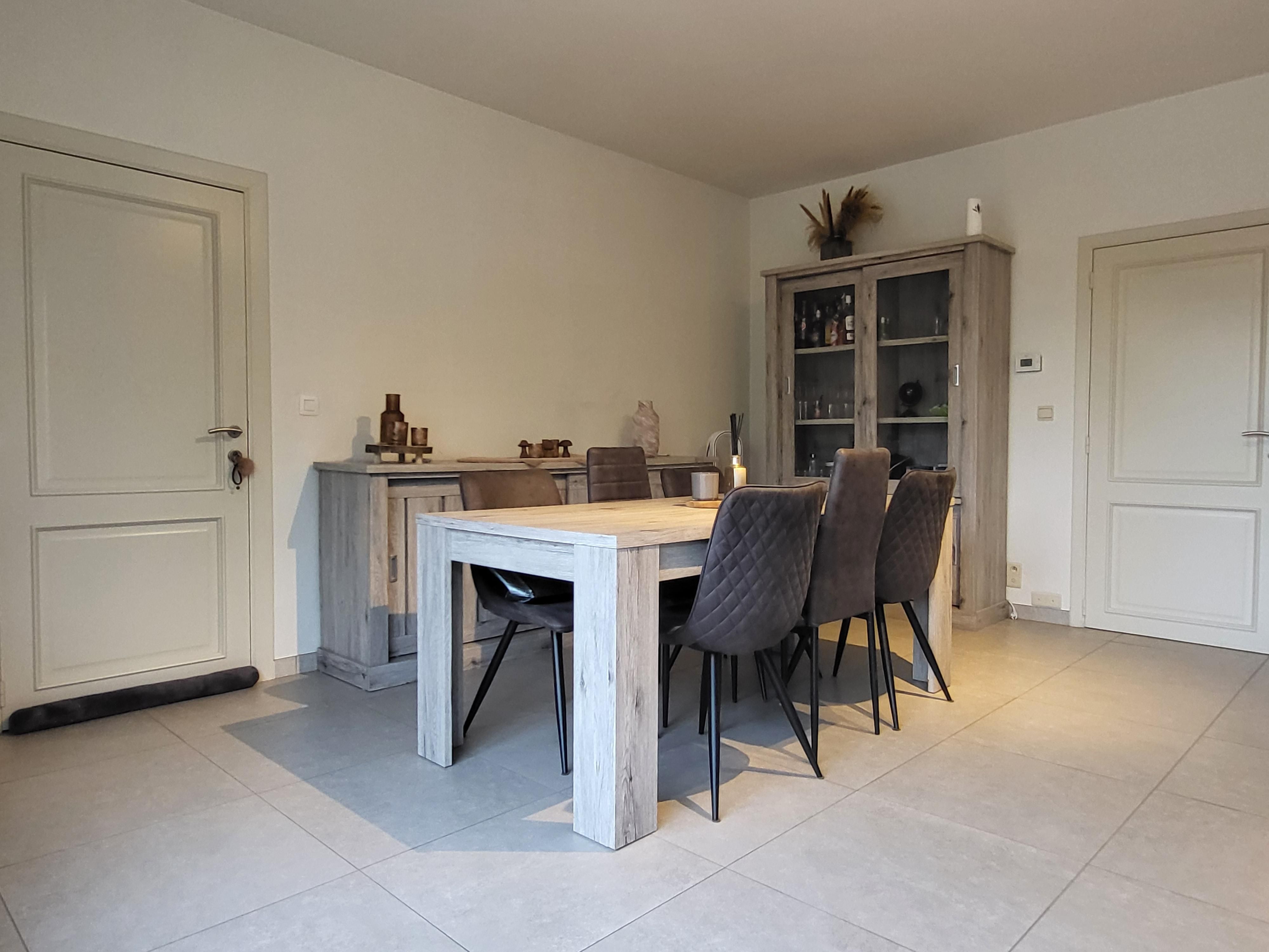 Prachtige koppelwoning met zonnige oprit/ terras, garage en 2 autostaanplaatsen.  foto 5