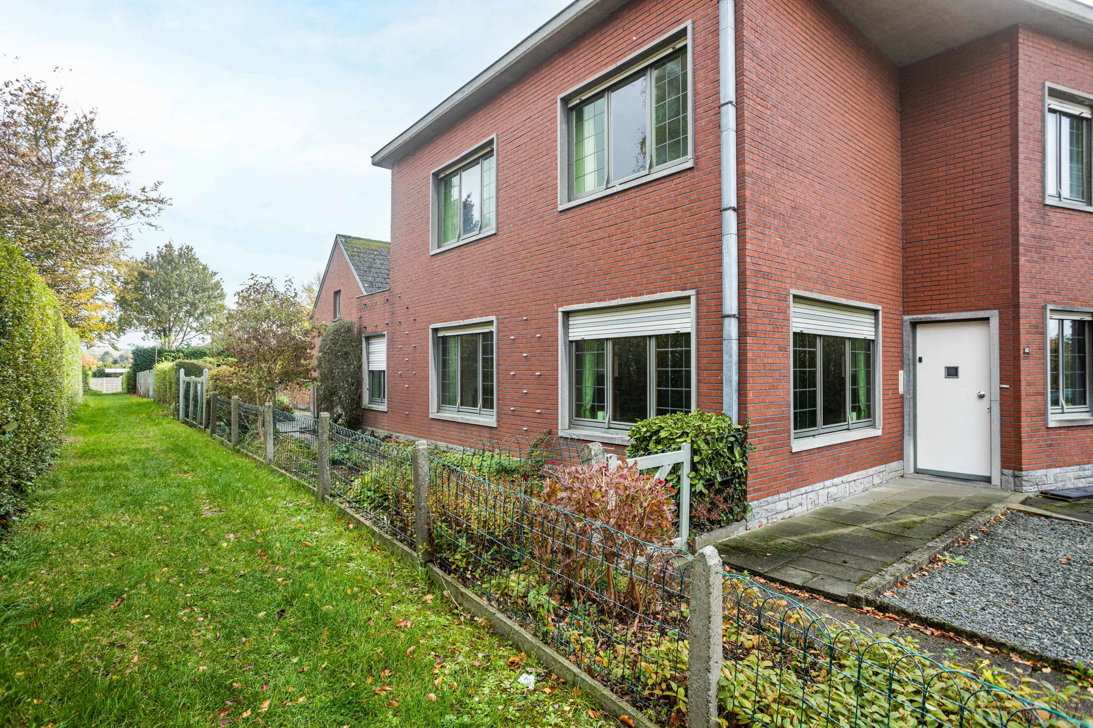 Gunstig gelegen halfopen bebouwing met garage. foto 2