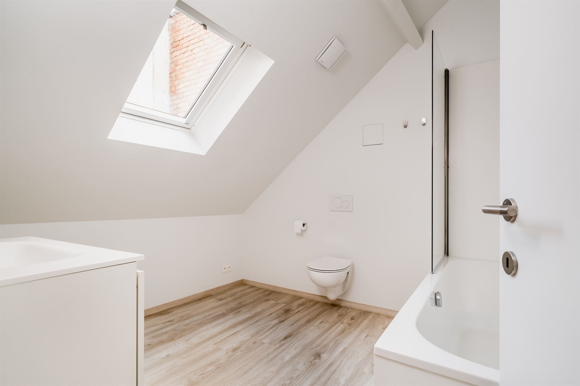 Ruime, volledig gerenoveerde woning met 3 slpk., 2 badk. & koer foto 17