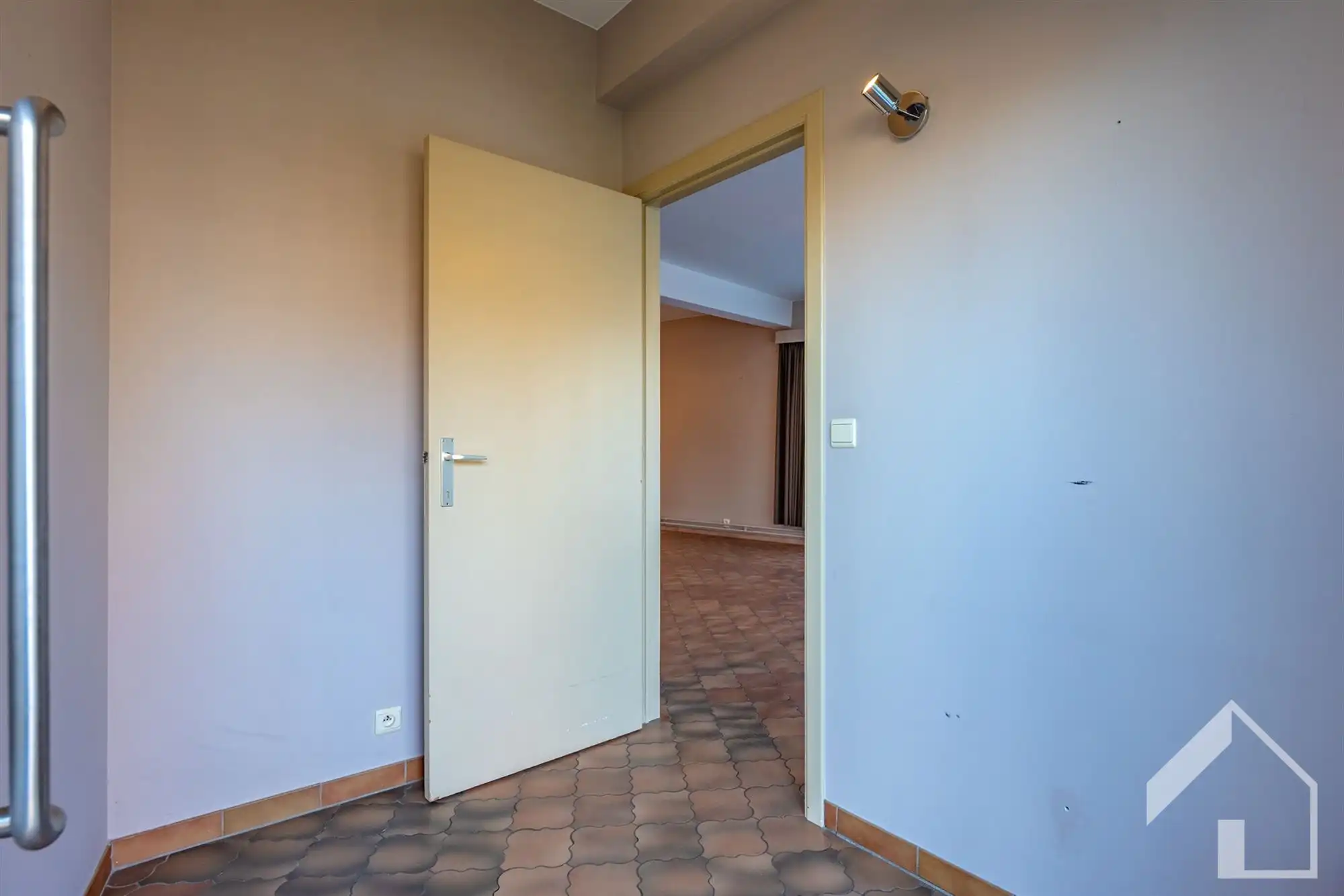 Ruim gelijkvloers appartement met garage en oprit foto 3