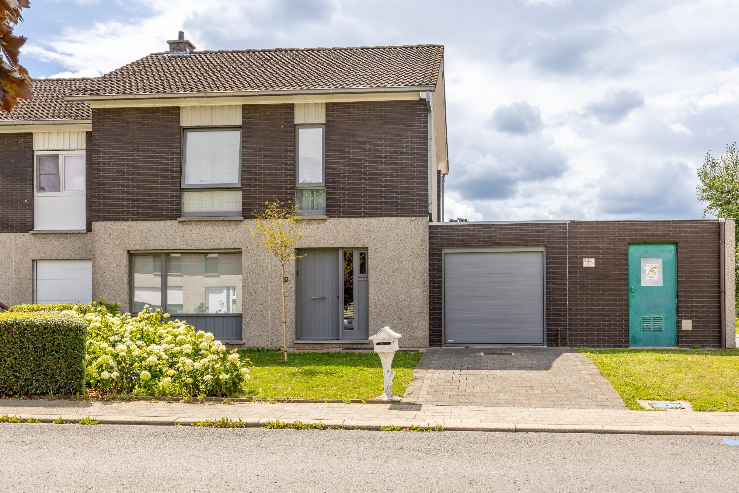 Hoofdfoto van de publicatie: KLOEKE HALFOPEN WONING MET TUIN EN GARAGE 