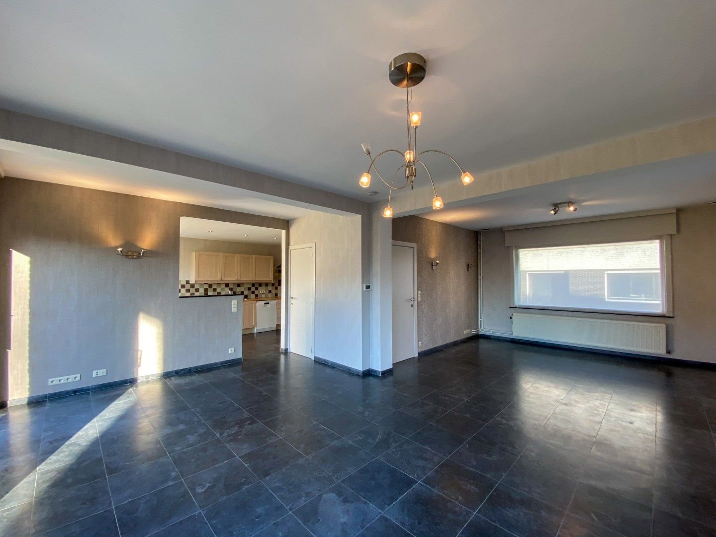 Woning met 4 slaapkamers, garage, loods en tuin. foto 3