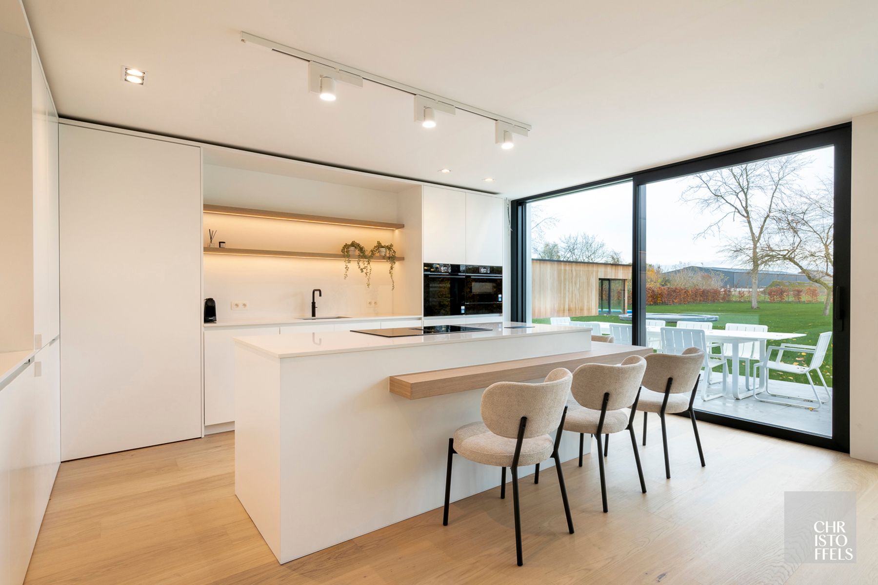 High-end gerenoveerde eigentijdse villa op een perceel van 4.379m² te Hasselt! foto 4