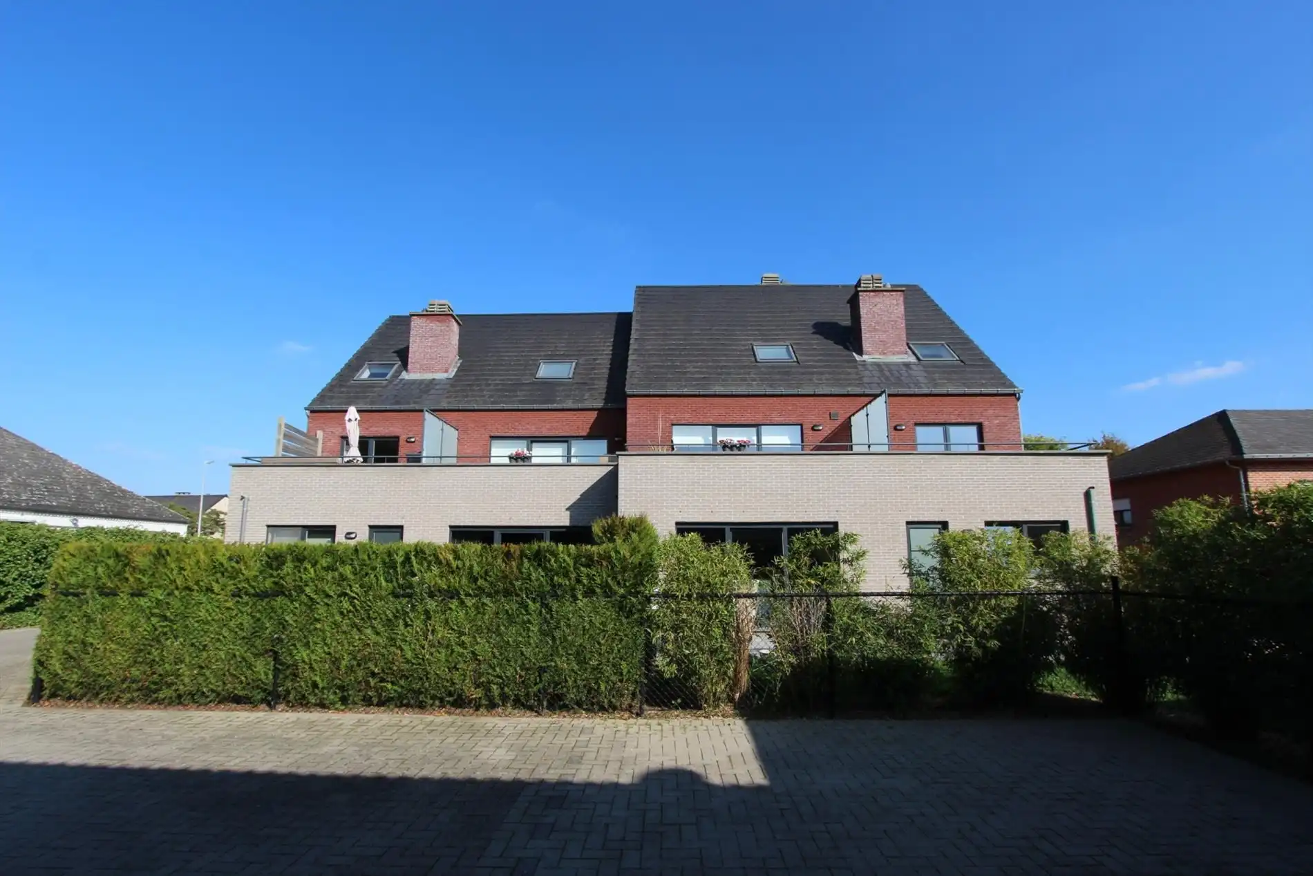 RUIM GELIJKVLOERS APPARTEMENT MET TUIN EN GARAGE foto 10