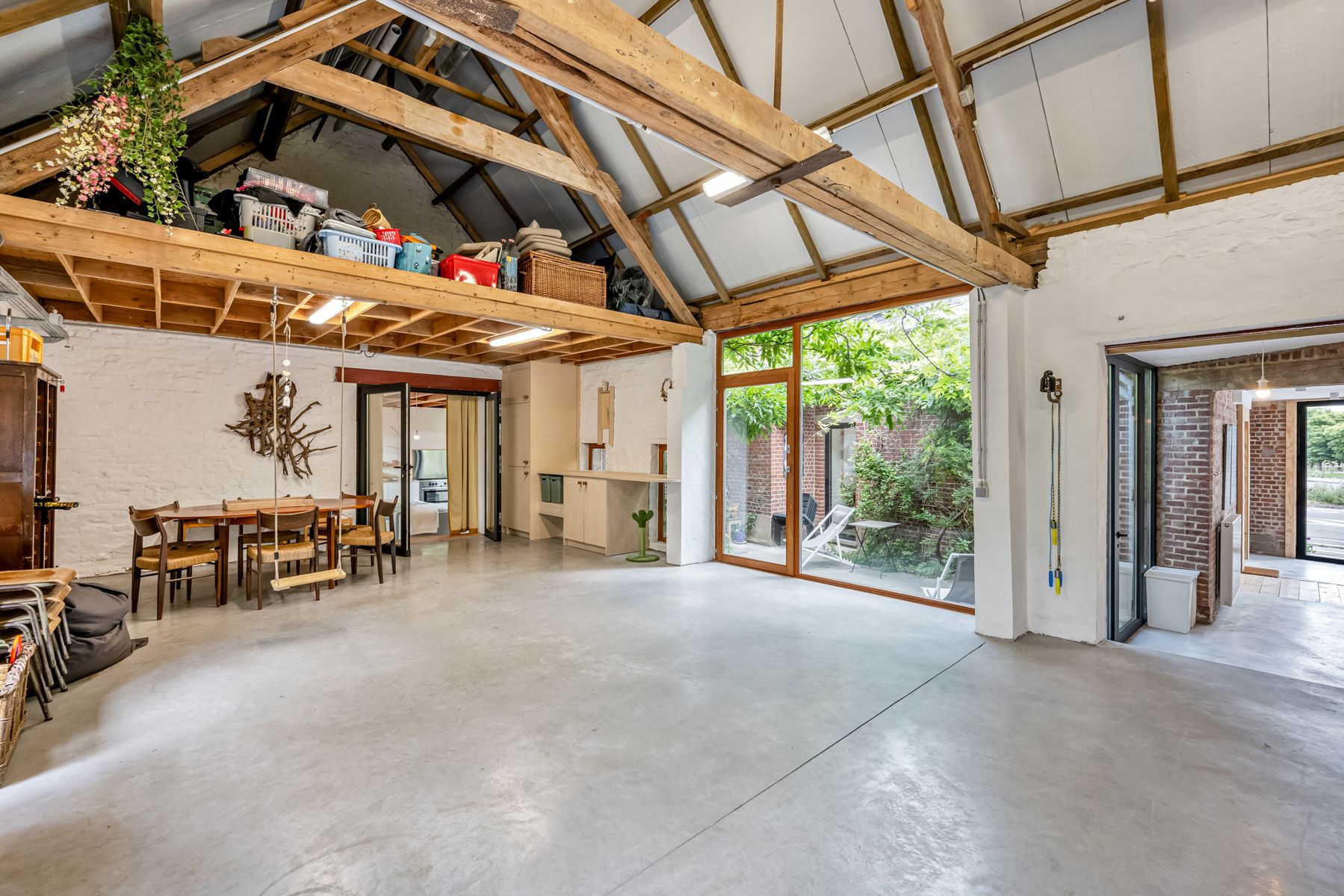 Architecturaal verbouwde hoeve met binnenkoer foto 11