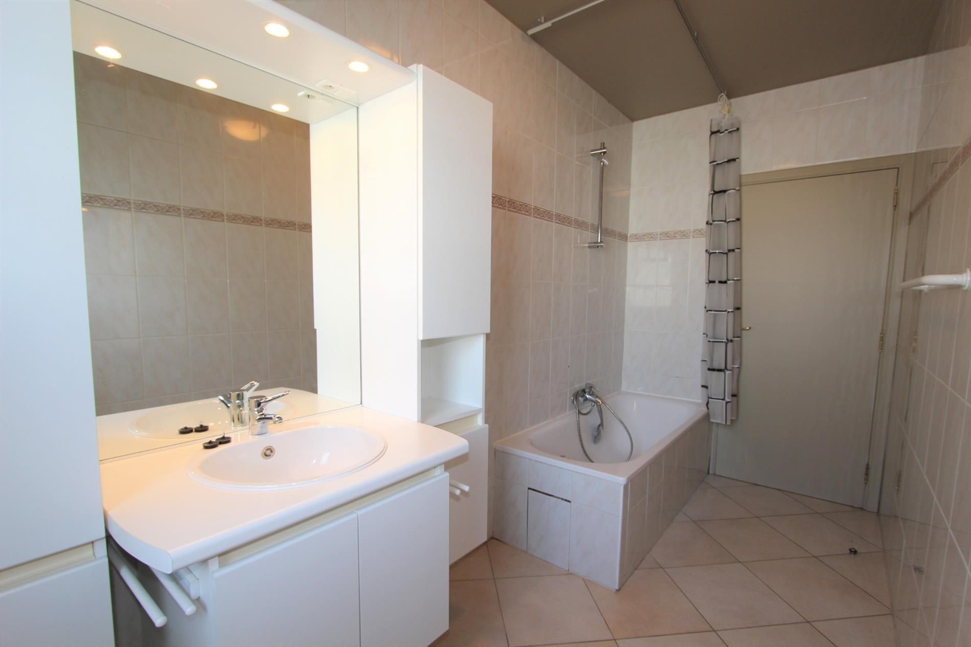 MOOI GELIJKVLOERS APPARTEMENT MET GROOT TERRAS + GARAGE foto 9