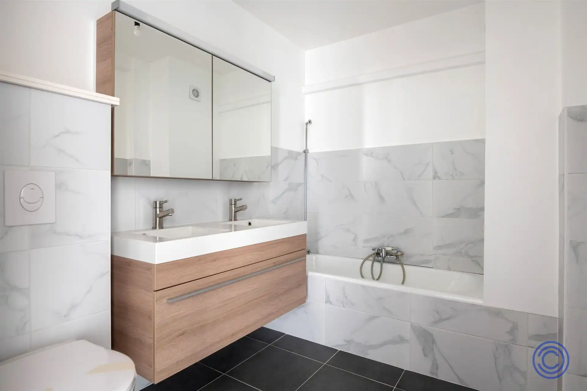 Volledig gerenoveerd 2-slp appartement met zonnig terras! foto 10