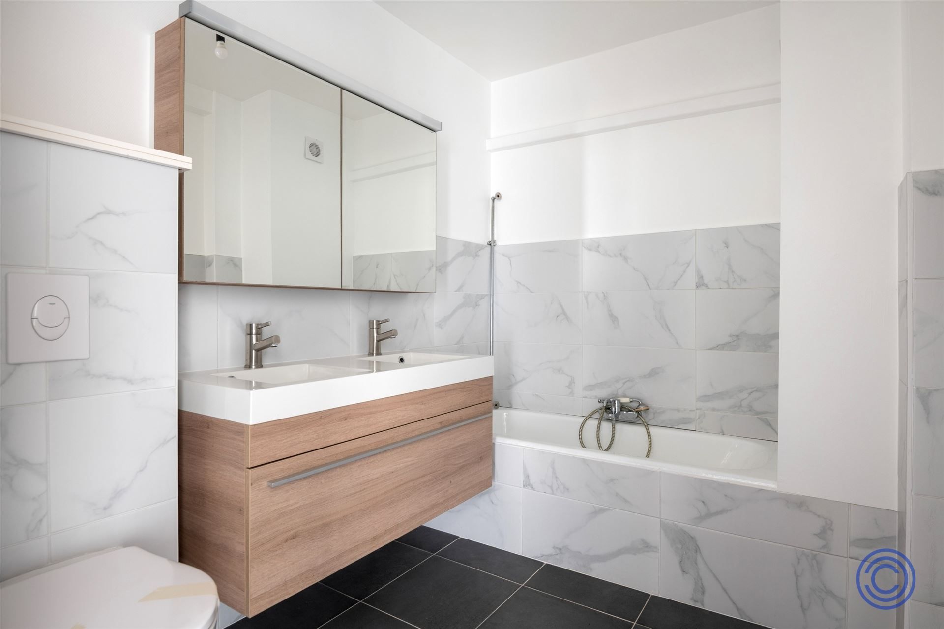 Volledig gerenoveerd 2-slp appartement met zonnig terras! foto 10