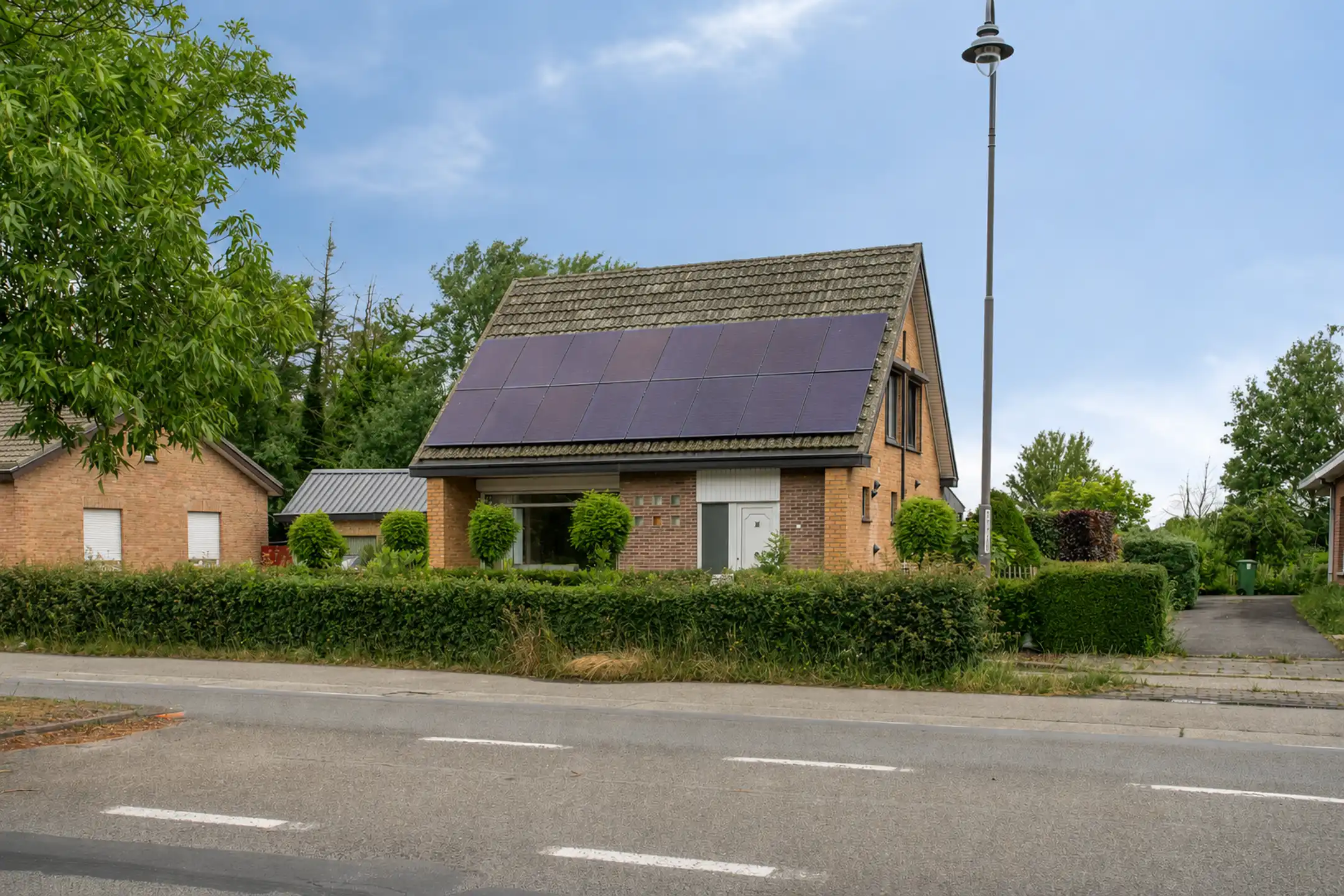 Volledig gerenoveerde vrijstaande woning met garage foto 2
